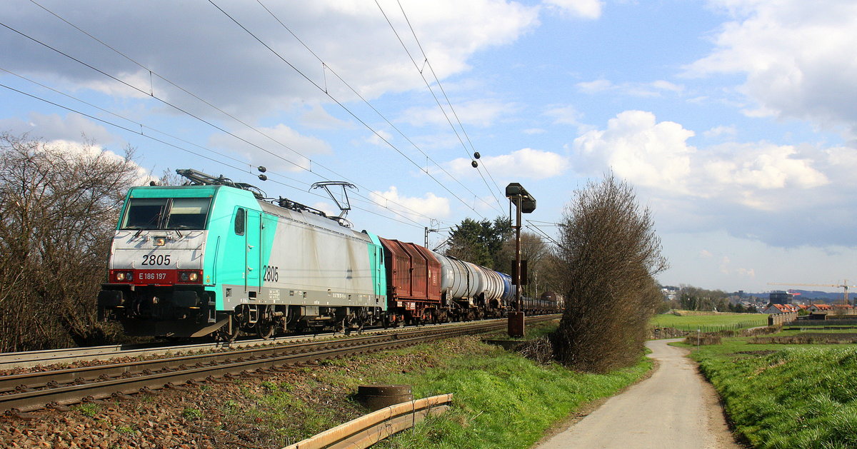 Die Cobra 2805 kommt aus Richtung Aachen-West und fährt die Gemmenicher-Rampe hoch mit einem Kurzen gemischten Güterzug aus Köln-Gremberg nach Antwerpen-Noord(B) aus Richtung Aachen-West und fährt in Richtung Gemmenicher-Tunnel,Botzelaer(B),Gemmenich(B),Nouvelaer(B),Moresnet(B),Moresnet-Chapelle(B),Montzen(B). 
Aufgenommen an der Gemmenicher-Rampe am Gemmenicher-Weg an der Montzenroute. 
Bei schönem Frühlingswetter am 9.4.2016.