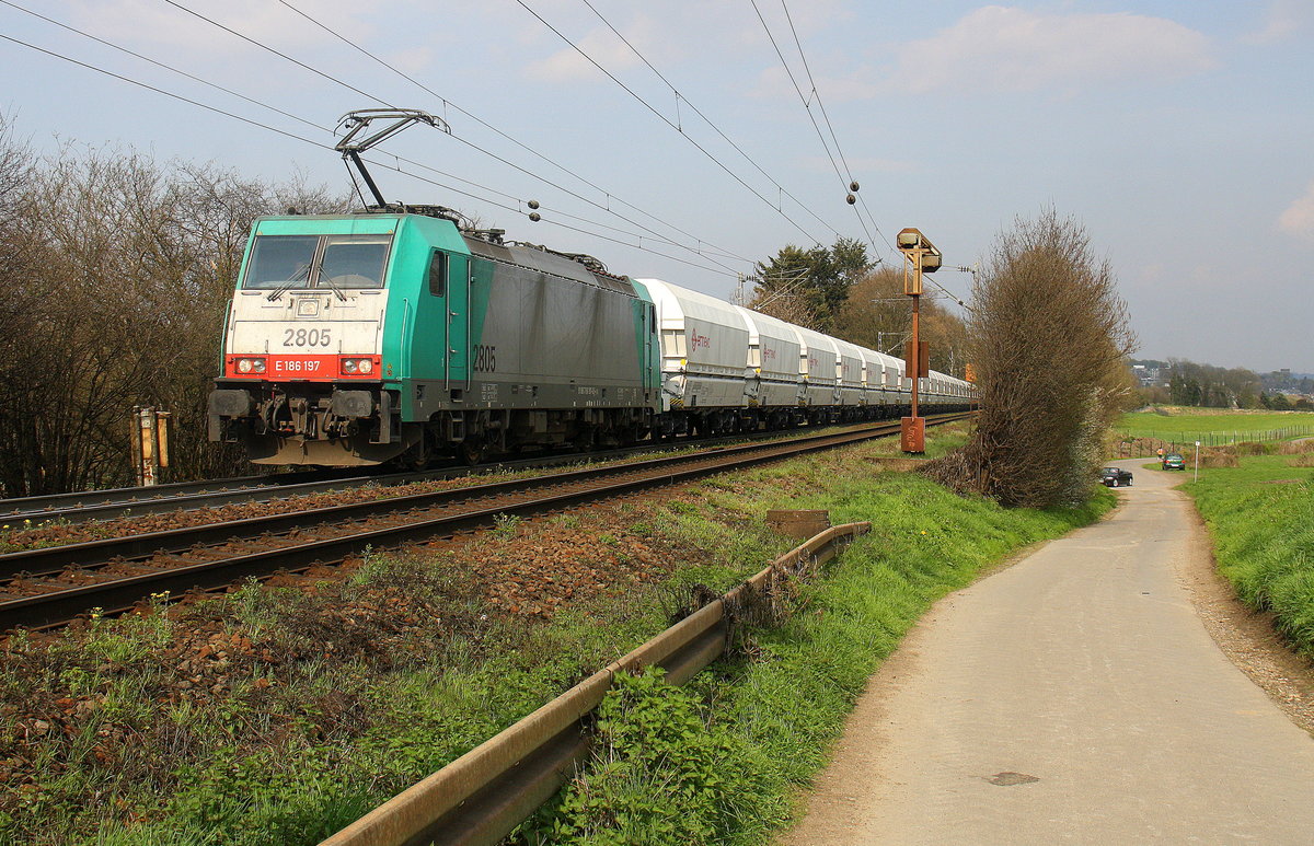 Die Cobra 2805 kommt aus Richtung Aachen-West und fährt die Gemmenicher-Rampe hochgefahren mit einem langen Kalkleerzug aus Millingen(D) nach Yves-Gomezee(B) und fährt in Richtung Montzen/Belgien. 
Aufgenommen an der Montzenroute am Gemmenicher-Weg. 
Bei schönem Frühlingswetter am Nachmittag vom 14.4.2016.