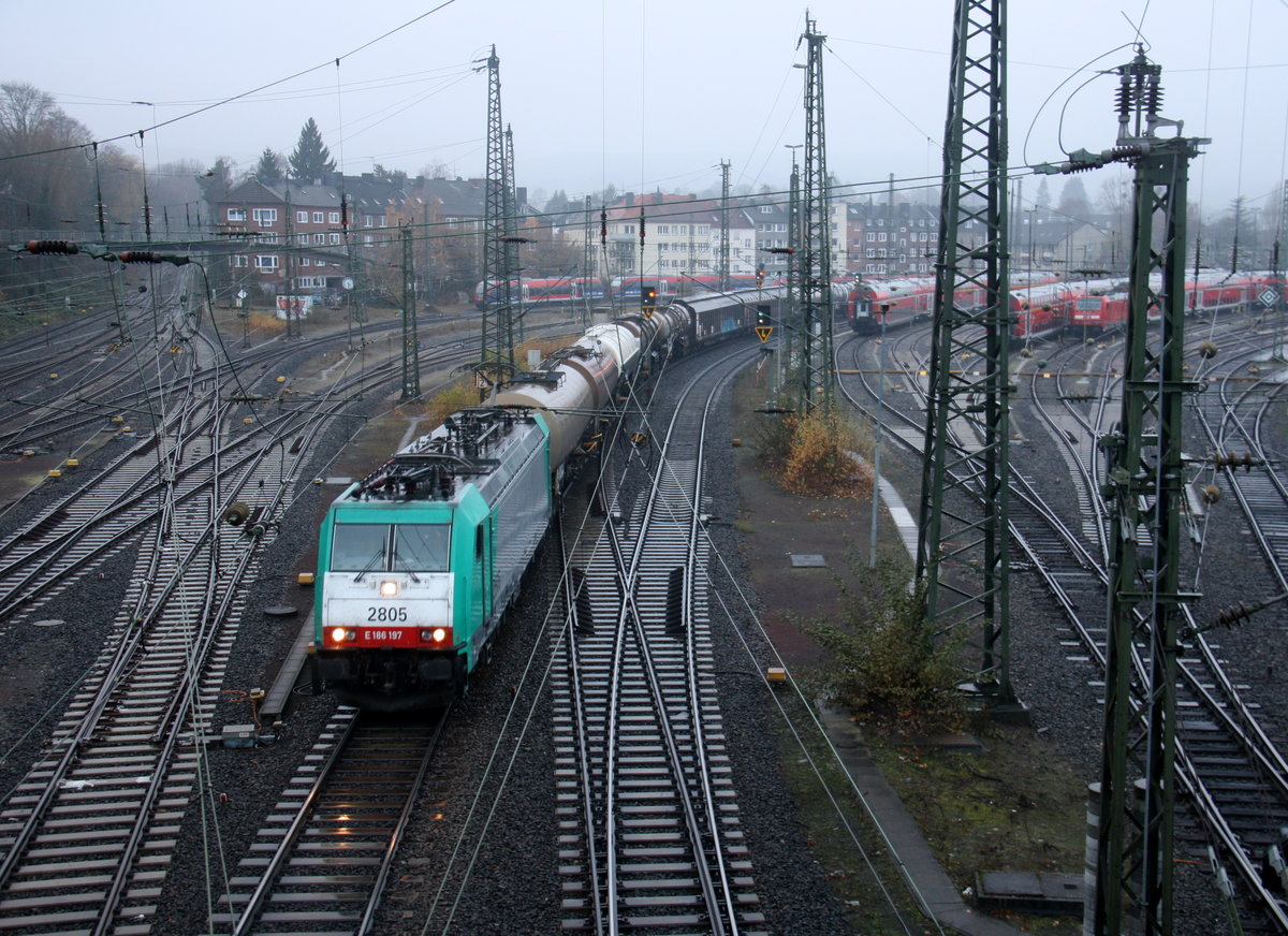 Die Cobra 2805 kommt aus Richtung Aachen-West,Aachen-Schanz mit einem Güterzug aus Antwerpen-Noord(B) nach Köln-Gremberg(D) und fährt durch Aachen-Hbf in Richtung Aachen-Rothe-Erde,Stolberg-Hbf(Rheinland)Eschweiler-Hbf,Langerwehe,Düren,Merzenich,Buir,Horrem,Kerpen-Köln-Ehrenfeld,Köln-West,Köln-Süd. Aufgenommen von der Burtscheider Brücke. 
Bei Regenwetter am Morgen vom 2.12.2016.