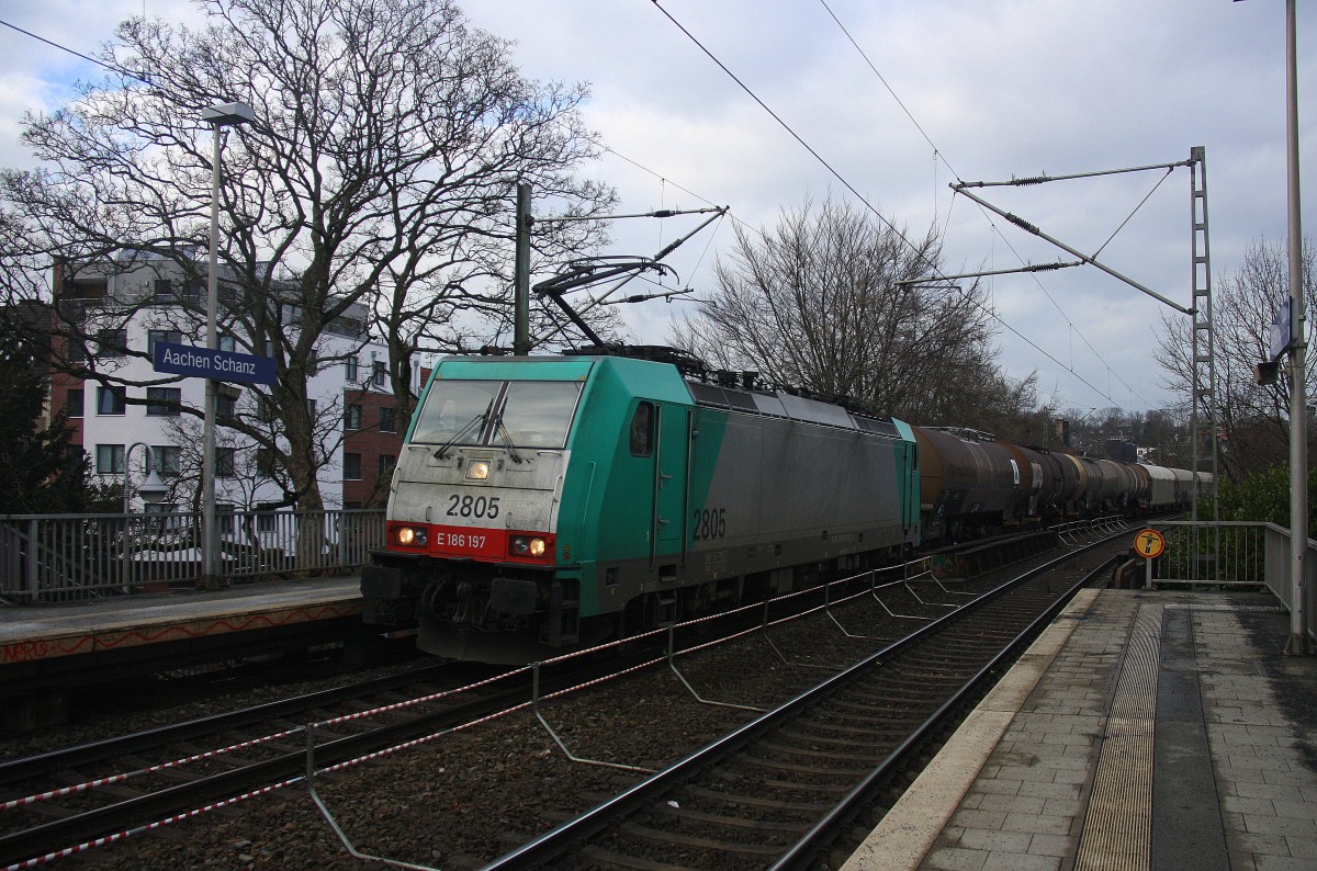 Die Cobra 2805  kommt durch Aachen-Schanz mit einem langen gemischten Güterzug aus Antwerpen-Noord(B) nach Köln-Gremberg und kommt aus Richtung Aachen-West und fährt in Richtung Aachen-Hbf,Köln bei Schneewolken am Kalten Nachmittag vom 4.2.2015.