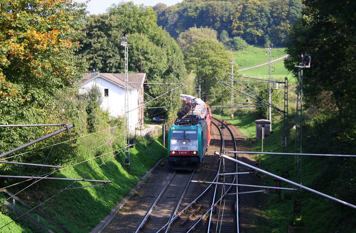 Die Cobra 2805 kommt die Gemmenicher-Rampe hochgefahren aus Aachen-West mit einem sehr langen Toyota-Autozug aus Gliwice(PL) nach Zeebrugge(B) und fährt gleich in den Gemmenicher-Tunnel hinein und fährt in Richtung Montzen/Vise(B). 
Aufgenommen in Reinartzkehl an der Montzenroute bei schönem Herbstwetter am am 3.10.2014.