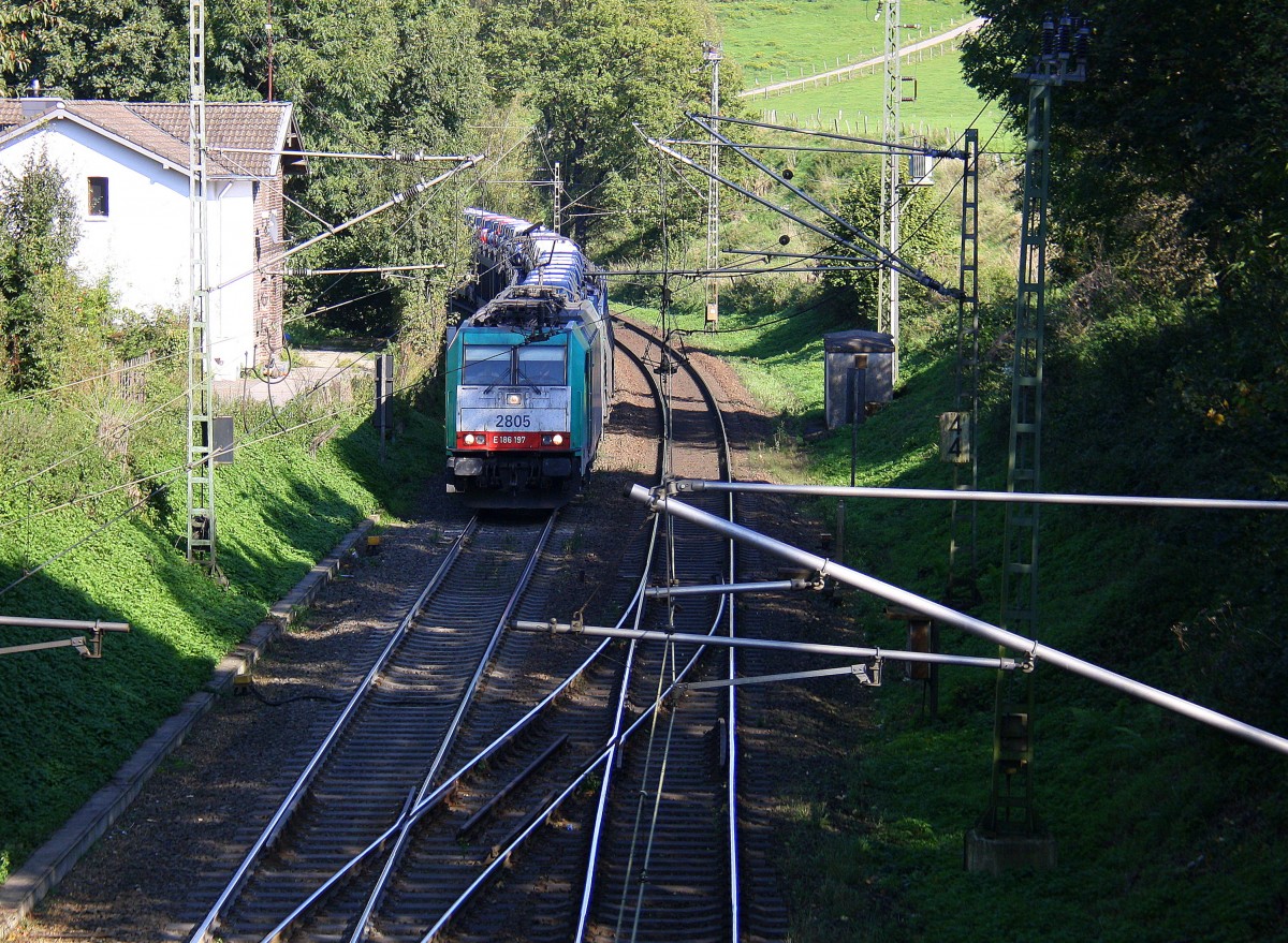Die Cobra 2805 kommt die Gemmenicher-Rampe hochgefahren aus Aachen-West mit einem sehr langen Peugeot-Citroen-Auto-Zug aus Kolín(CZ) nach Zeebrugge-Pelikaan(B) und fährt gleich in den Gemmenicher-Tunnel hinein und fährt in Richtung Montzen/Vise(B). Aufgenommen in Reinartzkehl an der Montzenroute bei schönem Herbstwetter am 4.10.2014.