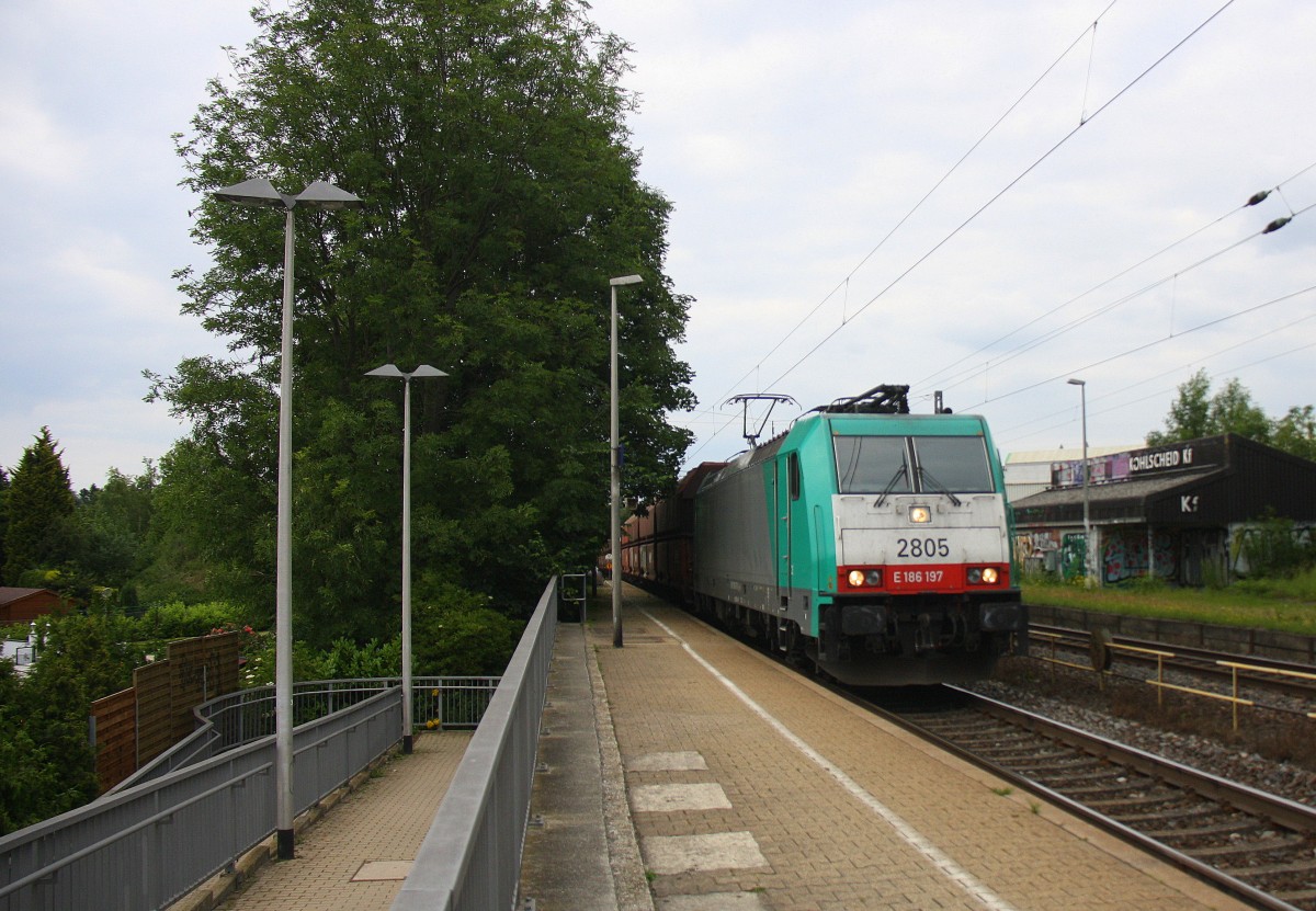 Die Cobra 2805 kommt die Kohlscheider-Rampe hoch mit einem langen Kalkleerzug aus Millingen(D) nach Yves-Gomezee(B) und fährt in Richtung Richterich,Laurensberg,Aachen-West. Bei Wolken am Abend vom 13.6.2014.