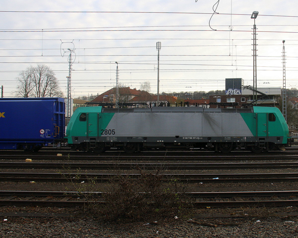 Die Cobra 2805 steht in Aachen-West mit einem  Auto-Logistikzug aus Heilbronn(D) nach Ruisbroek(B) uns wartet auf die Abfahrt nach Belgien.
Aufgenommen vom Bahnsteig in Aachen-West.
Bei Sonne und Wolken am Morgen vom 4.4.2016.