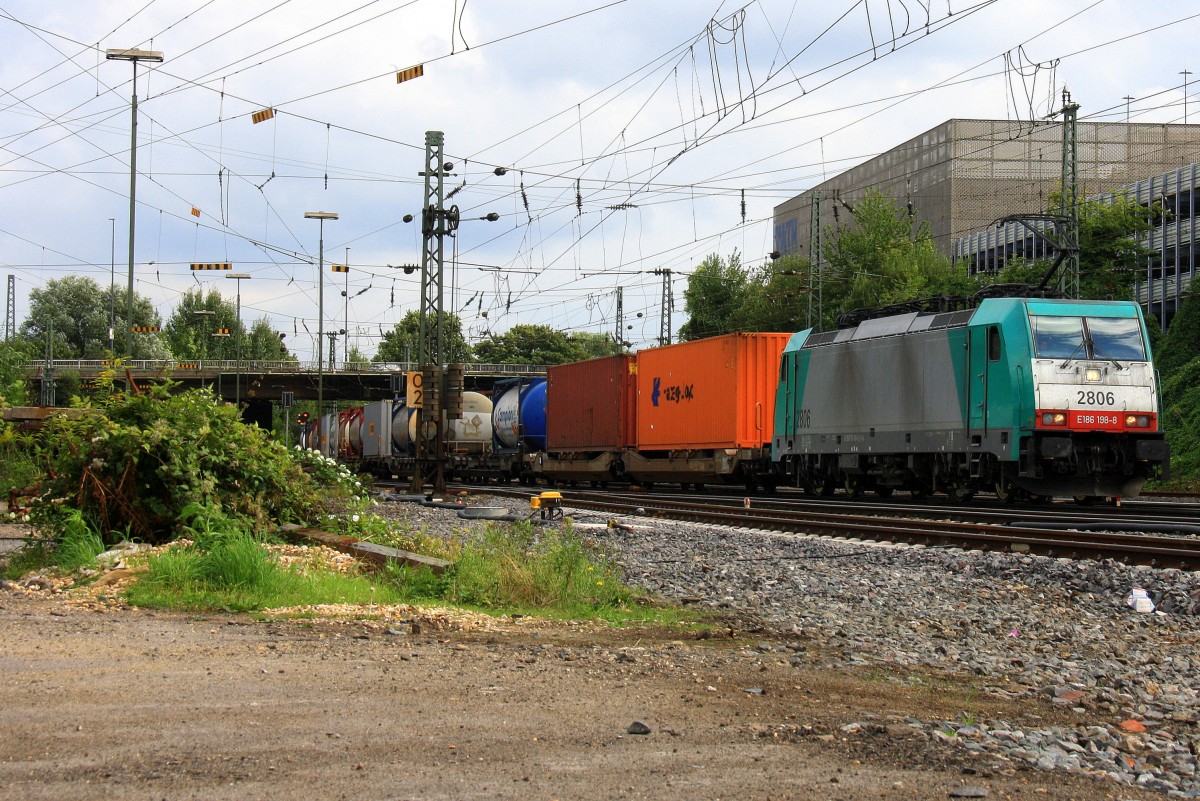 Die Cobra 2806 kommt aus Richtung Montzen/Belgien mit einem langen Containerzug aus Antwerpen-Oorderen(B) nach Gallarate(I) und fhrt in Aachen-West ein bei Sonne und Wolken am 31.8.2013.