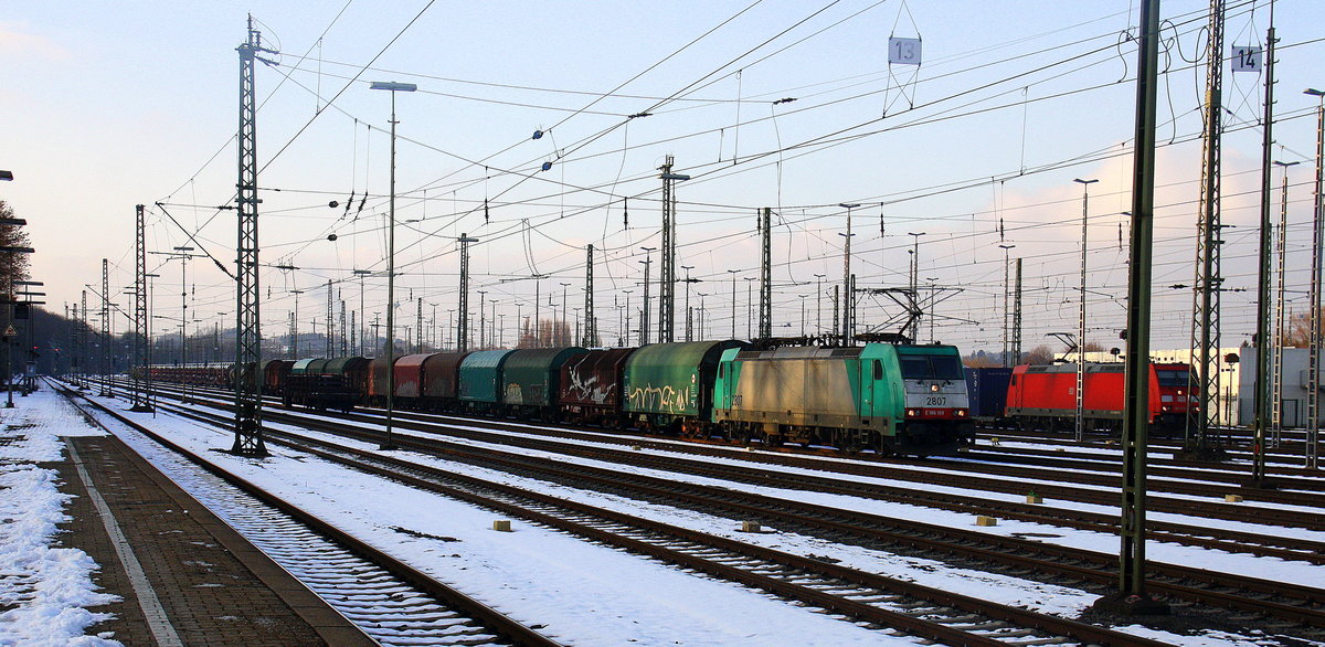 Die Cobra 2807 fährt mit einem Güterzug aus Antwerpen-Noord(B) nach Köln-Gremberg bei der Ausfahrt aus Aachen-West und fährt in Richtung Aachen-Schanz,Aachen-Hbf,Aachen-Rothe-Erde,Stolberg-Hbf(Rheinland)Eschweiler-Hbf,Langerwehe,Düren,Merzenich,Buir,Horrem,Kerpen-Köln-Ehrenfeld,Köln-West,Köln-Süd. Aufgenommen vom Bahnsteig in Aachen-West. 
Bei Sonnenschein am Kalten Nachmittag vom 16.1.2017. 