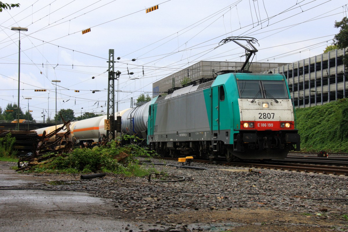 Die Cobra 2807 kommt aus Richtung Montzen/Belgien mit einem langen Kesselzug aus Belgien und fhrt in Aachen-West ein bei Sommerregen am 24.8.2013.