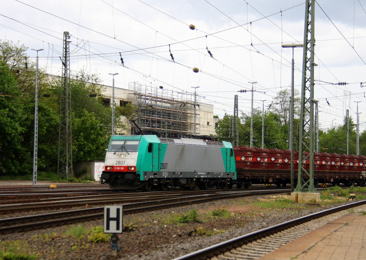 Die Cobra 2807 kommt aus Richtung Köln,Aachen-Hbf mit einem langen gemischten Güterzug aus Köln-Gremberg nach Antwerpen-Noord(B) und fährt in Aachen-West ein.
Aufgenommen vom Bahnsteig in Aachen-West bei Sonne und Wolken am Nachmittag vom 27.4.2014.