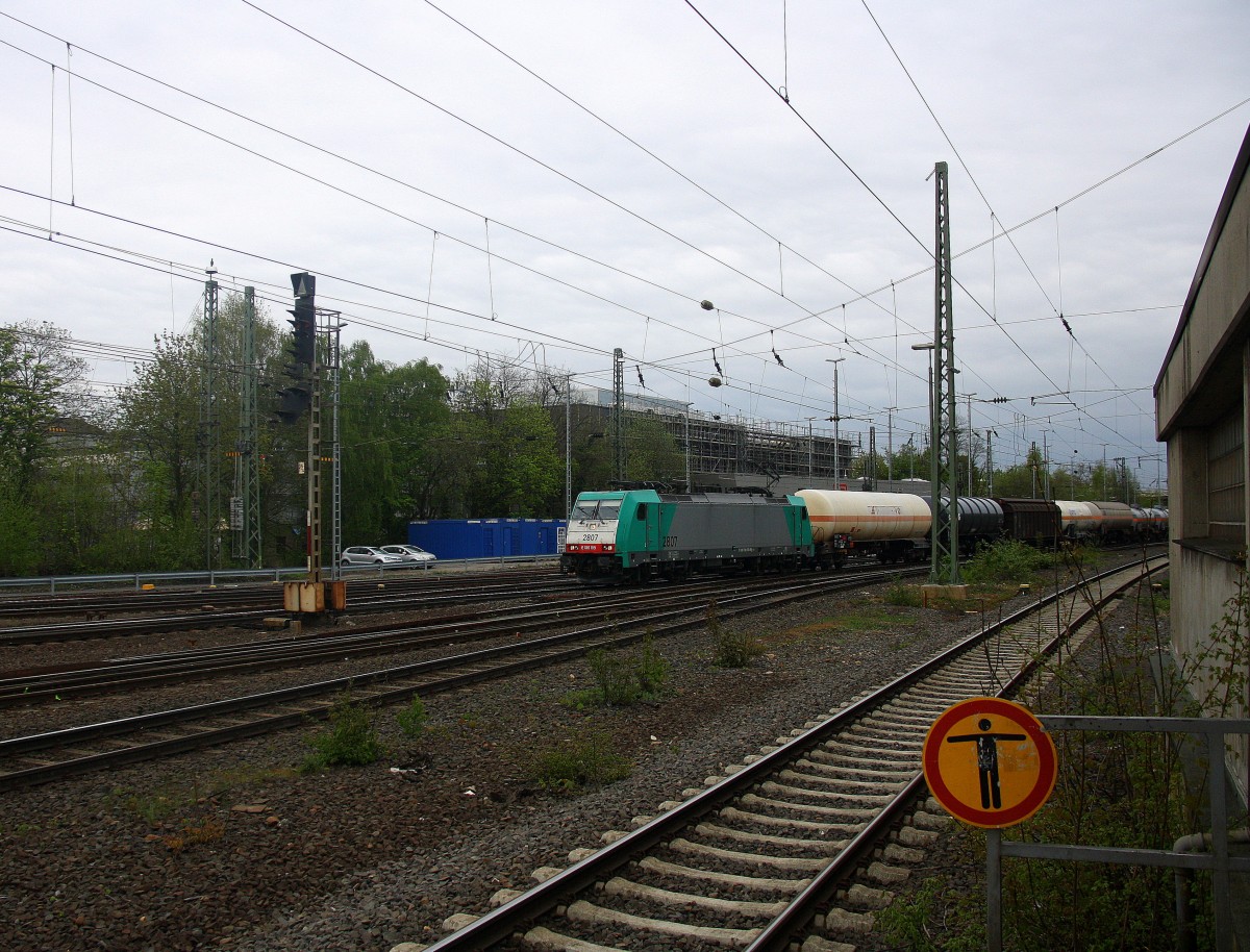 Die Cobra 2807 kommt aus Richtung Montzen/Belgien mit einem langen gemischten Güterzug aus Antwerpen-Noord(B) nach Köln-Gremberg und fährt in Aachen-West ein. Aufgenommen vom Bahnsteig in Aachen-West. 
Bei Sonne und Regenwolken am Nachmittag vom 27.4.2015.