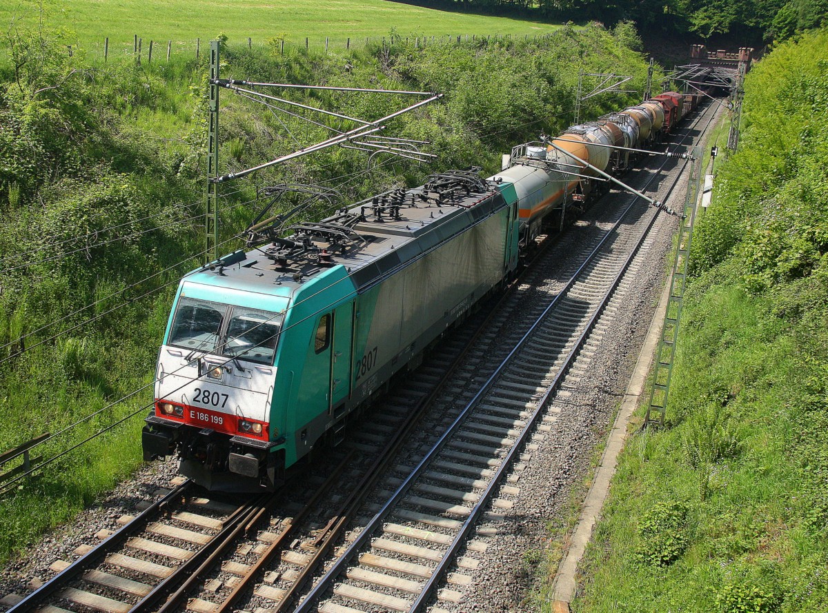 Die Cobra 2807 kommt aus dem Gemmenicher-Tunnel mit einem langen gemischten Güterzug aus Antwerpen-Noord(B) nach Köln-Gremberg und fährt die Gemmenicher-Rampe herunter nach Aachen-West. 
Aufgenommen bei Reinartzkehl an der Montzenroute.
Bei schönem Frühlingswetter am Vormittag vom 23.5.2015.