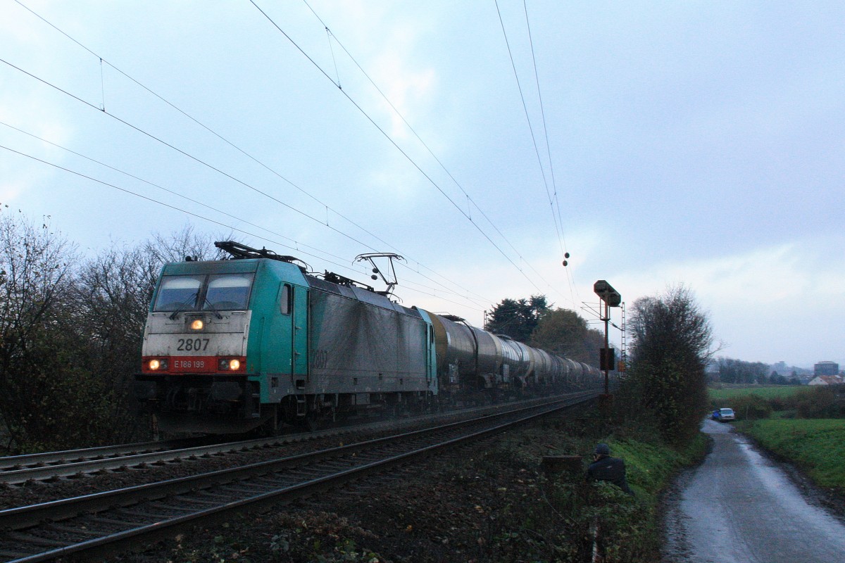 Die Cobra 2807 kommt mit viel Sand die Gemmenicher-Rampe hoch mit einem lagen Kesselzug aus Ludwigshafen-BASF nach Antwerpen-BASF(B) und f�hrt in Richtung Montzen/Belgien.
Aufgenommen an der Montzenroute am Gemmenicher-Weg am Nachmittag vom 1.12.2013.