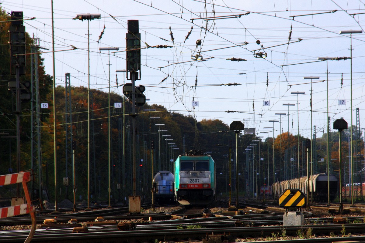 Die Cobra 2807 steht in Aachen-West mit einem langen gemischten Gterzug und wartet auf die Abfahrt nach Belgien bei schnem Herbstwetter am 20.10.2013.