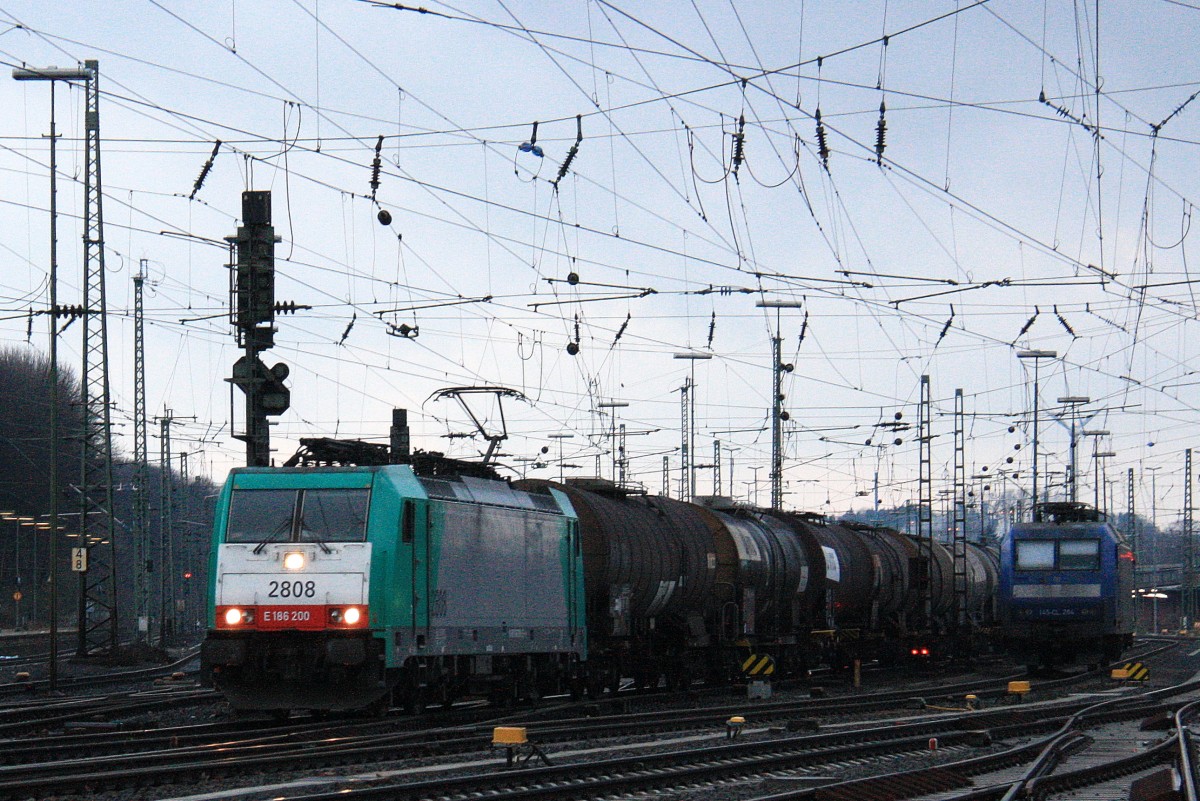Die Cobra 2808 fährt mit einem langen gemischten Güterzug aus Antwerpen-Noord(B) nach Köln-Gremberg bei der Ausfahrt von Aachen-West und fährt in Richtung Aachen-Hbf,Köln bei Regenwolken am Nachmittag vom 11.1.2014.