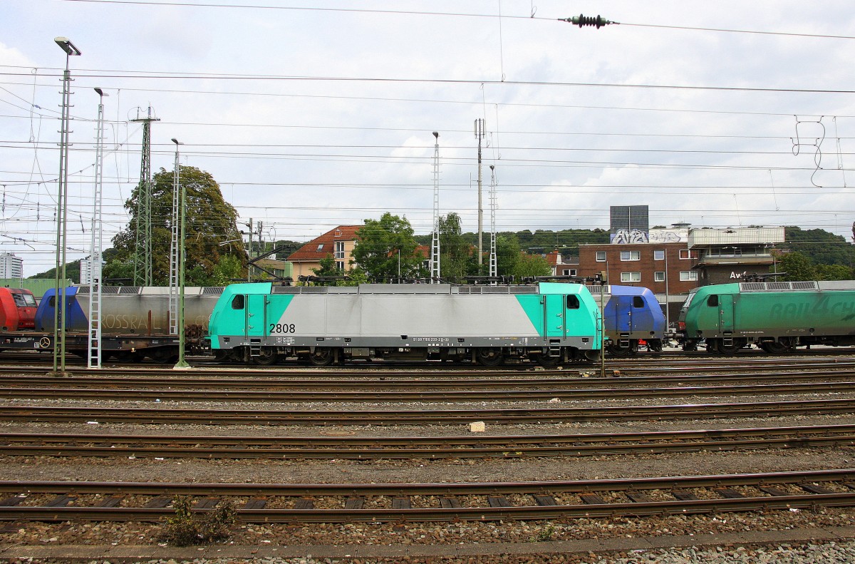 Die Cobra 2808 fährt mit einem langen gemischten Güterzug aus Antwerpen-Noord(B) nach Köln-Gremberg bei der Ausfahrt aus Aachen-West und fährt in Richtung Aachen-Schanz,Aachen-Hbf,Köln. 
Aufgenommen vom Bahnsteig in Aachen-West bei Sonne und Wolken am 16.8.2014.