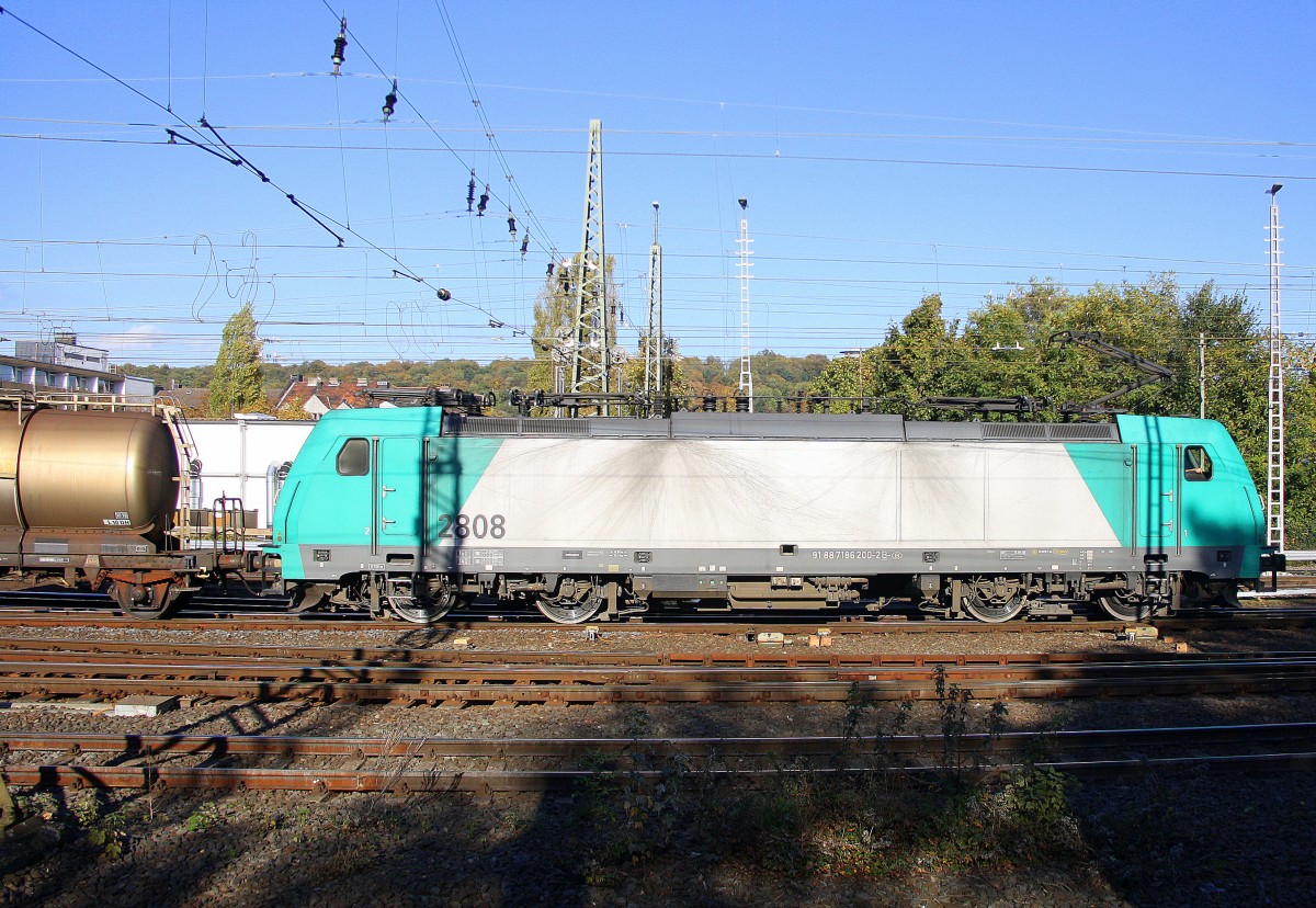 Die Cobra 2808 fährt mit einem langen gemischten Güterzug aus Köln-Gremberg nach Antwerpen-Noord(B) bei der Ausfahrt aus Aachen-West in Richtung Montzen/Belgien. Aufgenommen vom Bahnsteig in Aachen-West bei schönem Herbstwetter am Nachmittag vom 19.10.2014. 