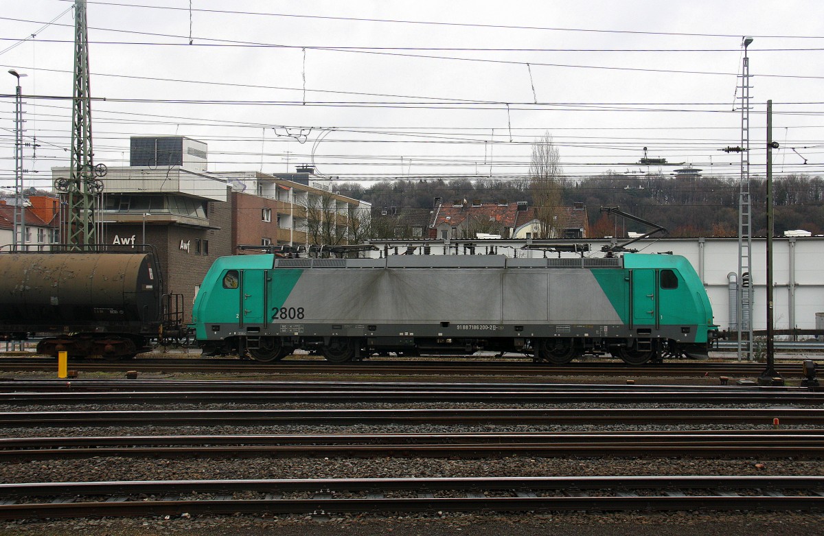Die Cobra 2808 fährt mit einem gemischten Güterzug aus Antwerpen-Noord(B) nach Köln-Gremberg(D) bei der Ausfahrt aus Aachen-West und fährt in Richtung Aachen-Schanz,Aachen-Hbf,Aachen-Rothe-Erde,Stolberg-Hbf(Rheinland)Eschweiler-Hbf,Langerwehe,Düren,Merzenich,Buir,Horrem,Kerpen-Köln-Ehrenfeld,Köln-West,Köln-Süd. 
Aufgenommen vom Bahnsteig in Aachen-West. 
Bei Nieselregen am Mittag vom 20.2.2016.