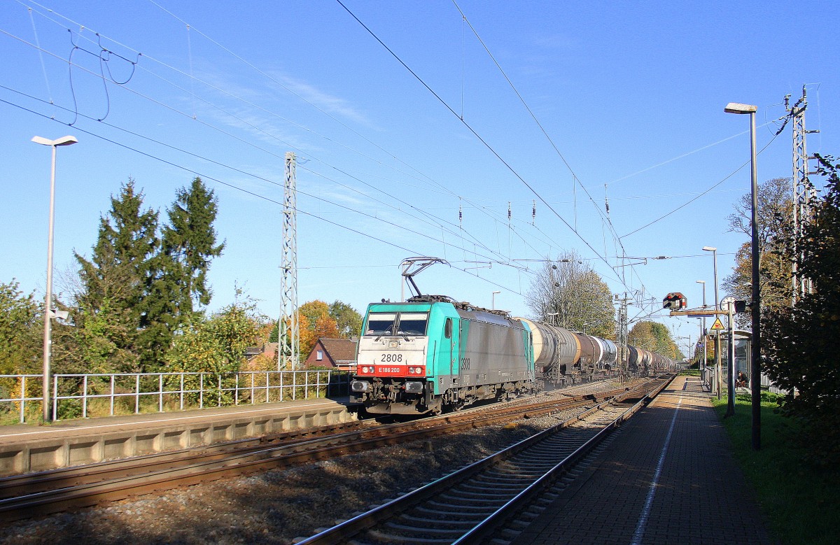 Die Cobra 2808 kommt als Umleiter mit viel Sand die Kohlscheider-Rampe hoch aus Richtung Neuss,Herzogenrath mit einem langen Kesselzug aus Ludwigshafen-BASF nach Antwerpen-BASF(B) und fährt durch Kohlscheid in Richtung Richterich,Laurensberg,Aachen-West. 
Bei tollen Novemberwetter am Vormittag vom 2.11.2014.