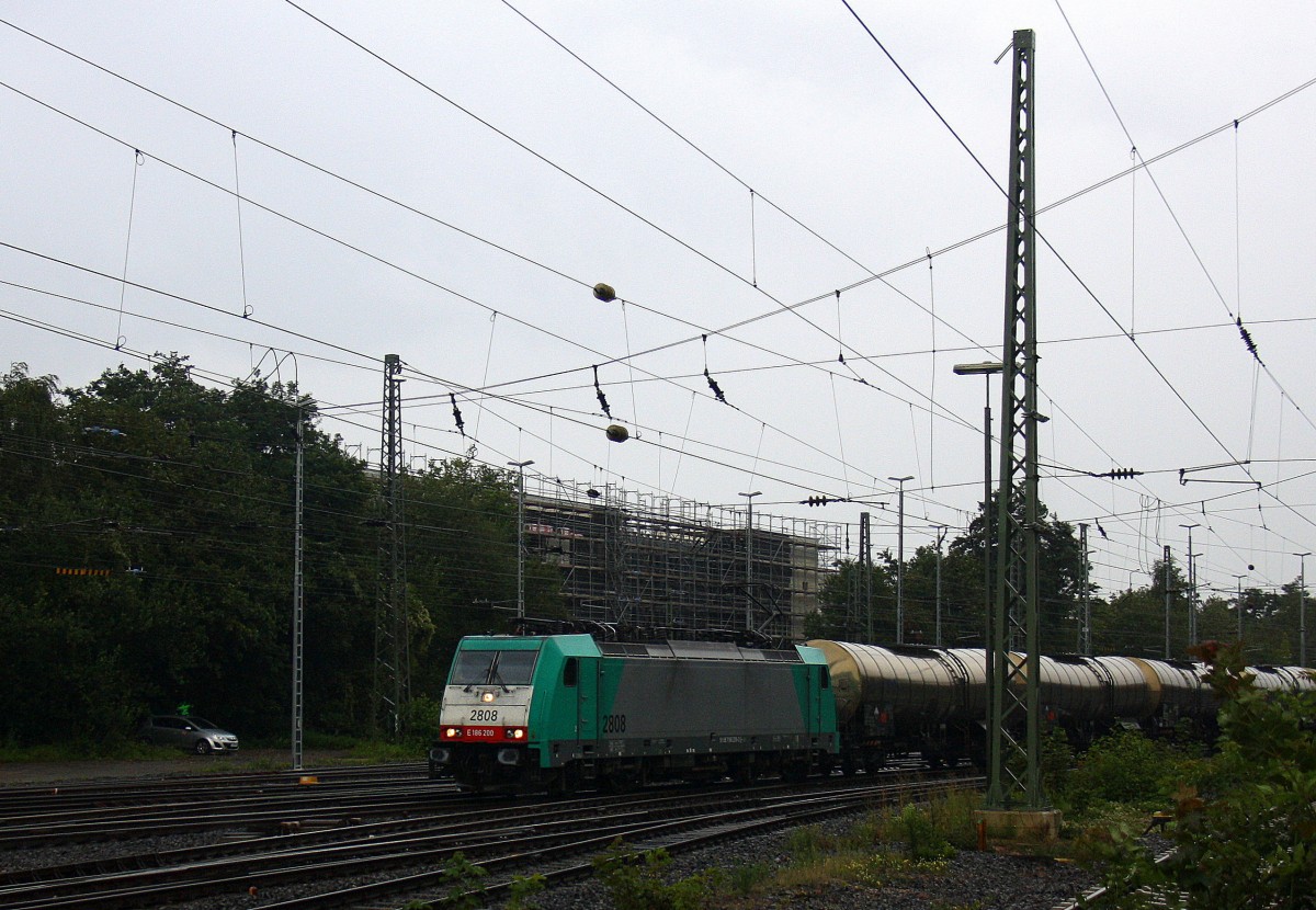 Die Cobra 2808 kommt aus Richtung Montzen/Belgien mit einem langen Kesselzug Antwerpen-Noord(B) nach Burghausen(D)und fährt in Aachen-West ein.
Aufgenommen vom Bahnsteig in Aachen-West bei Regenwetter am 22.8.2014. 