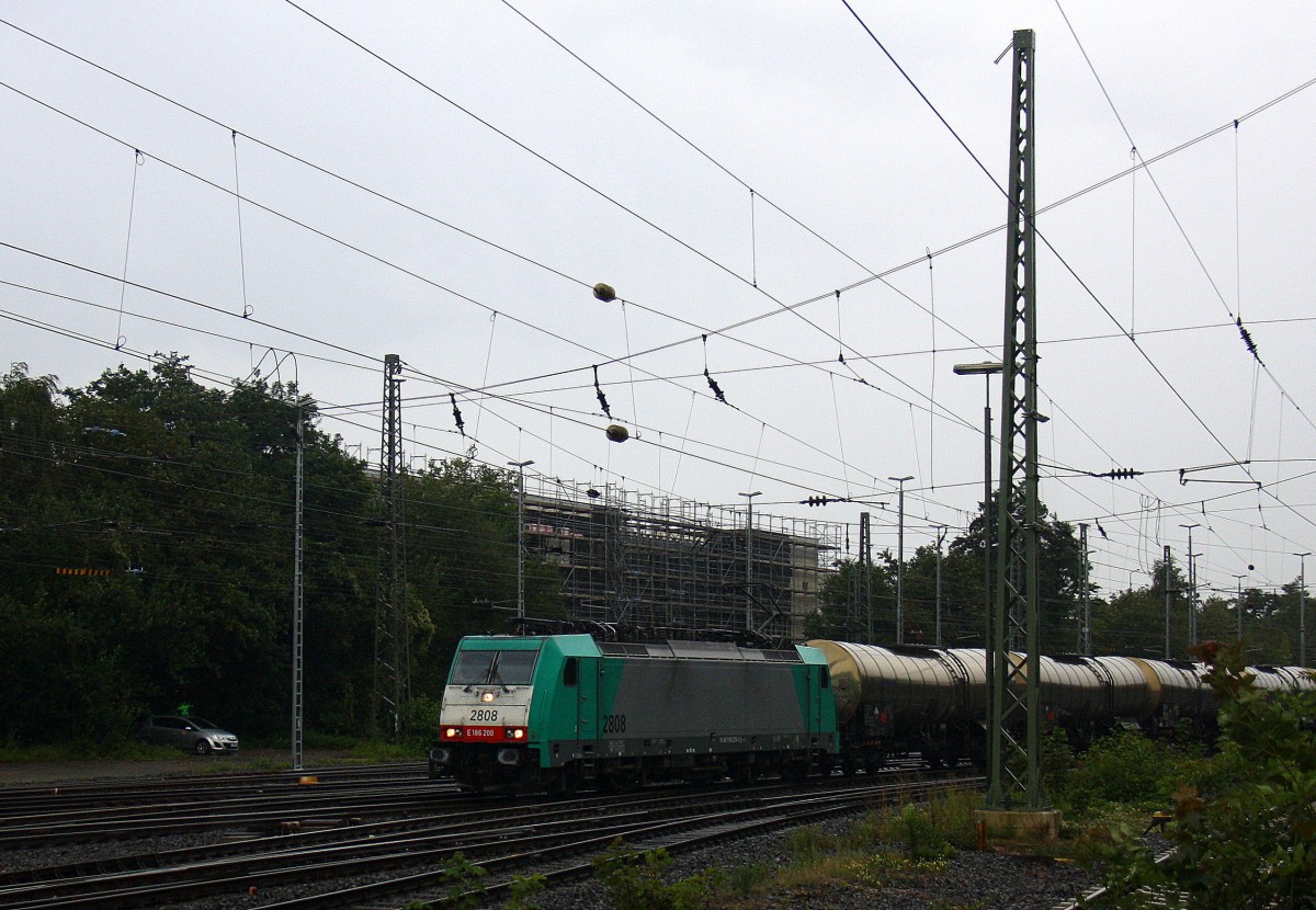 Die Cobra 2808 kommt aus Richtung Montzen/Belgien mit einem langen Kesselzug Antwerpen-Noord(B) nach Burghausen(D)und fährt in Aachen-West ein.
Aufgenommen vom Bahnsteig in Aachen-West bei Regenwetter am 22.8.2014. 