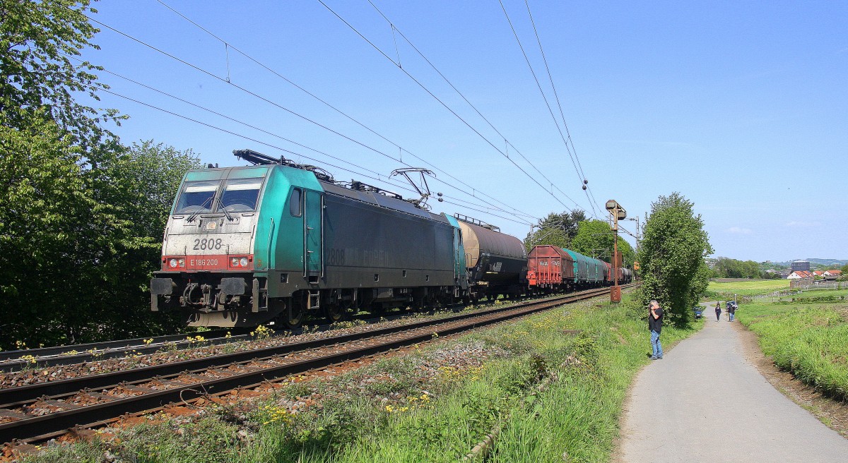 Die Cobra 2808  kommt aus Richtung Aachen-West und fährt die Gemmenicher-Rampe hoch mit einem Kurzen gemischten Güterzug aus Köln-Gremberg nach Antwerpen-Noord(B) und fährt in Richtung Montzen/Belgien. Aufgenommen an der Montzenroute am Gemmenicher-Weg.
Bei schönem Frühlingswetter am Nachmittag vom 10.5.2015.
