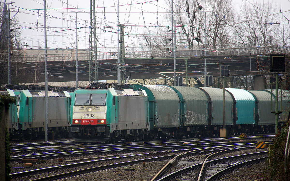 Die Cobra 2808  kommt aus Richtung Montzen/Belgien mit einem Kurzen Coilzug aus Kinkempois(B) nach Köln-Gremberg und fährt in Aachen-West ein. 
Aufgenommen vom Bahnsteig in Aachen-West.
Bei Regenwolken am Nachmittag vom 25.3.2016.