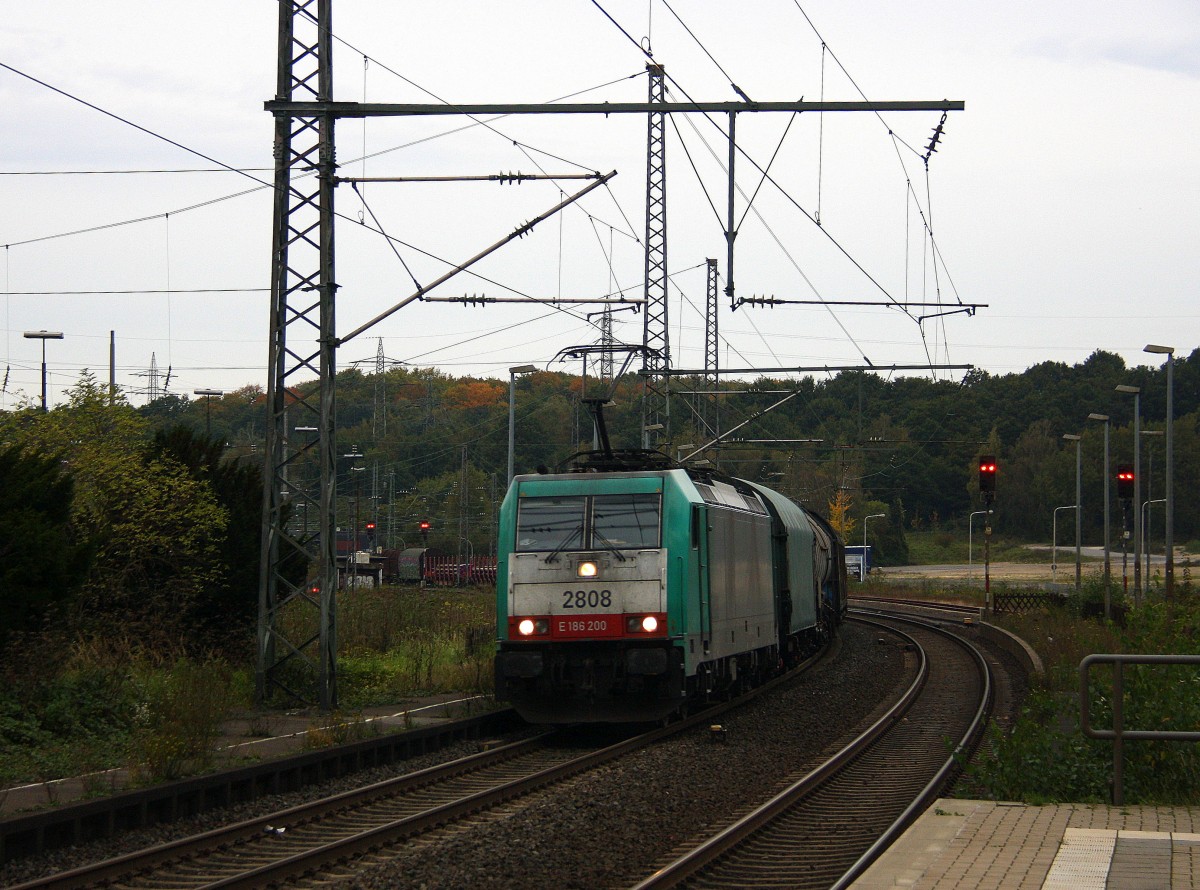 Die Cobra 2808 kommt durch Herzogenrath als Umleiter mit einem langen gemischten Güterzug aus Köln-Gremberg nach Antwerpen-Noord(B) fährt in Richtung  Kohlscheid,Richterich,Laurensberg,Aachen-West.
Bei Regenwolken am Abend vom 12.10.2014.