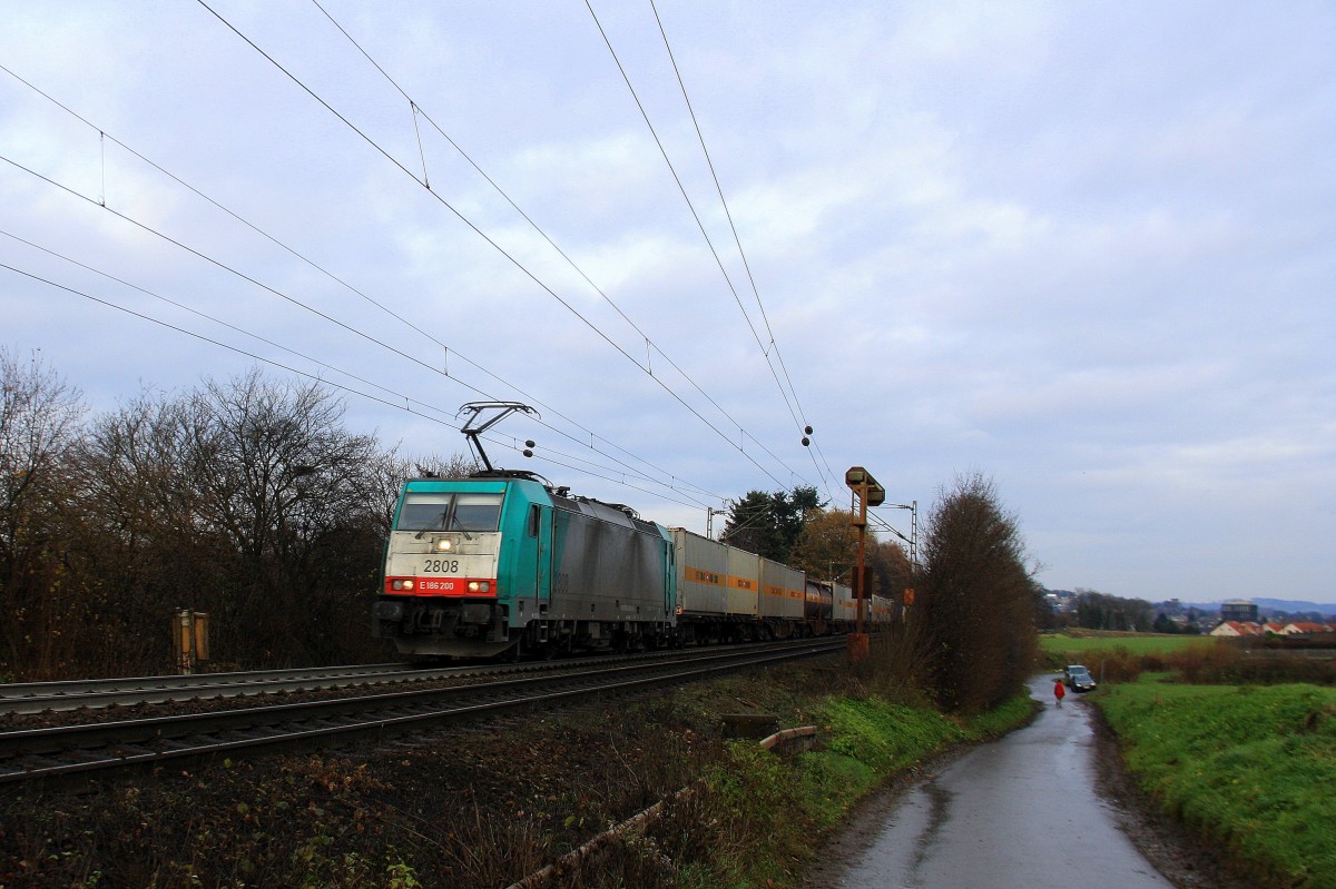 Die Cobra 2808 kommt die Gemmenicher-Rampe hoch mit einem langen Containerzug aus Verona(I) nach Antwerpen-Combinant(B) aus Richtung Aachen-West und fährt in Richtung Montzen/Belgien.
Aufgenommen an der Montzenroute am Gemmenicher-Weg am Nachmittag vom 8.12.2013.