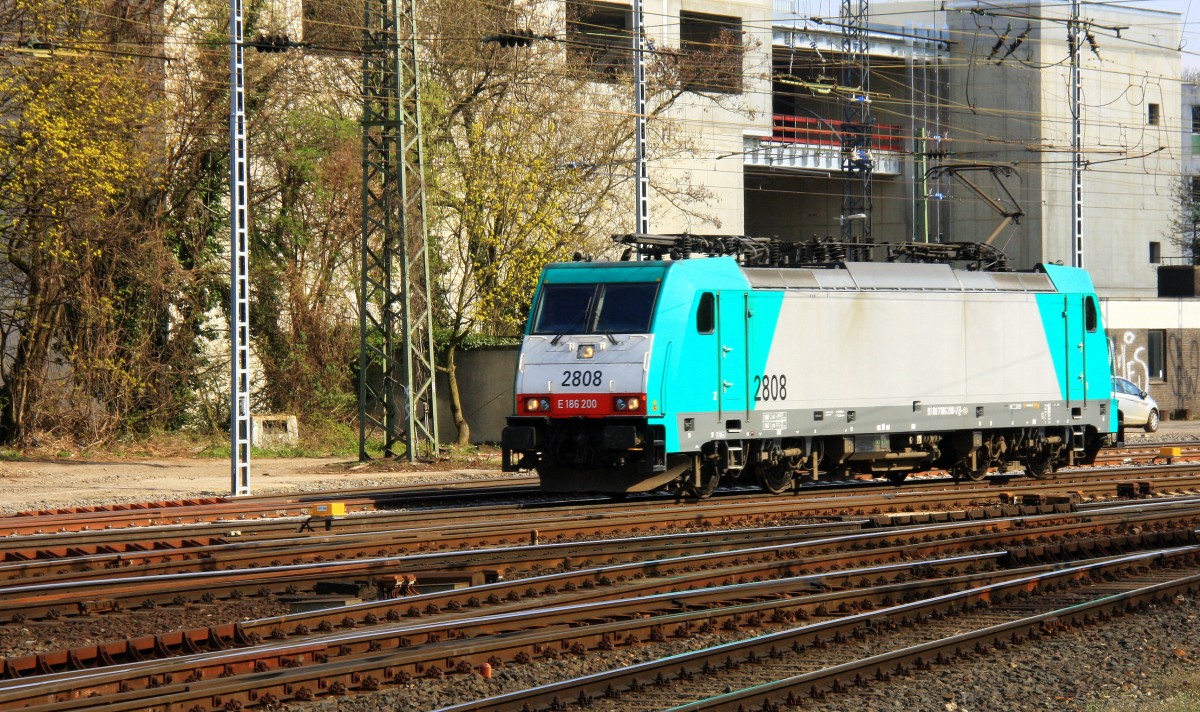 Die Cobra 2808 rangiert in Aachen-West.
 Aufgenommen vom Bahnsteig in Aachen-West bei schönem Frühlingswetter am 28.3.2014.