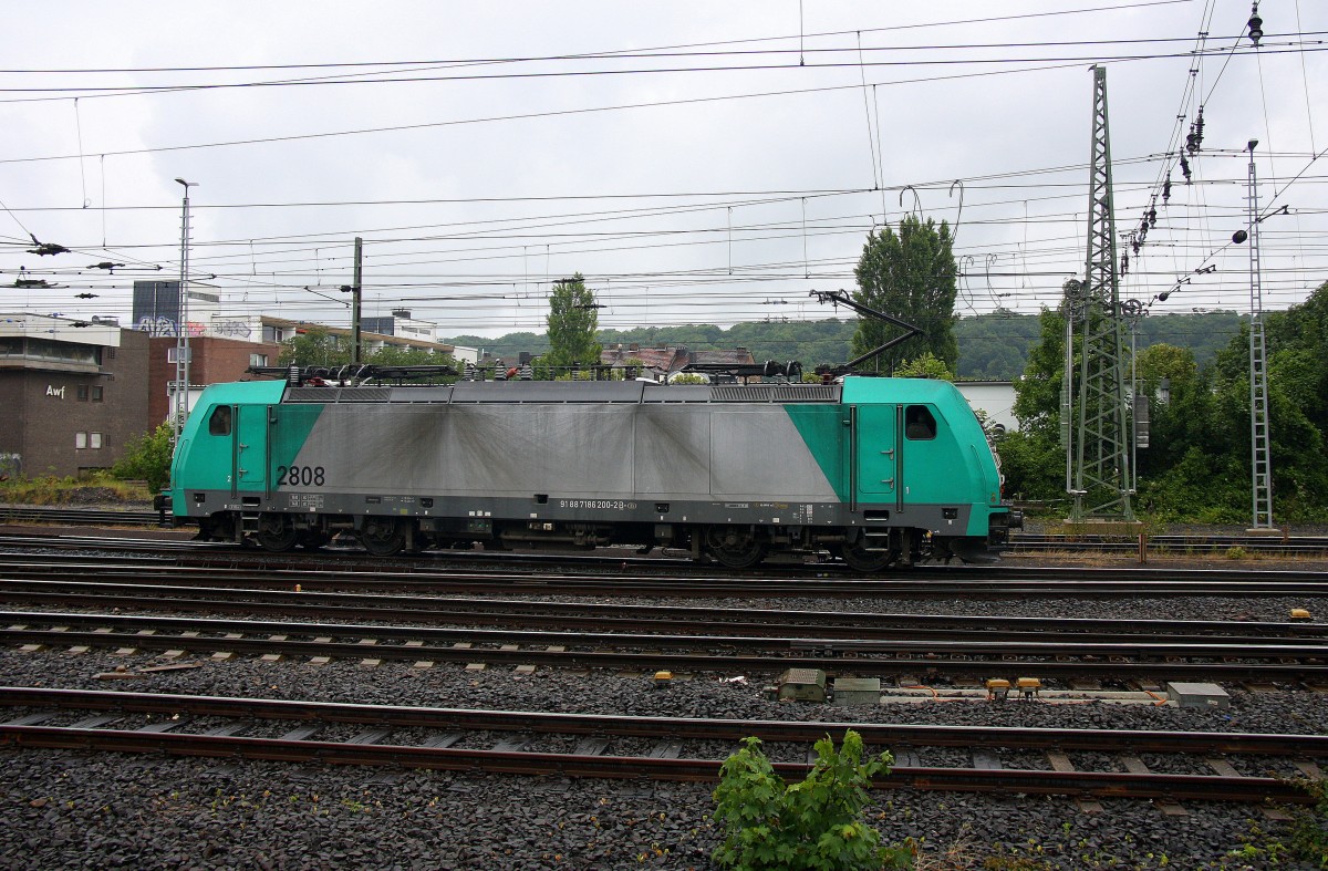 Die Cobra 2808 rangiert in Aachen-West. 
Aufgenommen vom Bahnsteig in Aachen-West bei Regenwetter am Nachmittag vom 28.6.2014. 