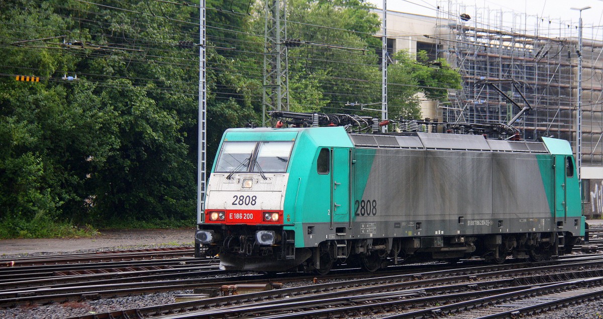 Die Cobra 2808 rangiert in Aachen-West.
Aufgenommen vom Bahnsteig in Aachen-West bei Regenwetter am Nachmittag vom 28.6.2014. 