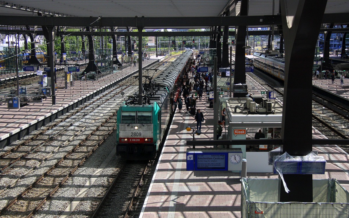 Die Cobra 2809 steht mit einem Schnellzug aus Bruxelles-Midi(B) nach Amsterdam Centraal(NL).
Aufgenommen in Rotterdam-Ceentraal(NL) von einer Bahnhofesbrücke. Bei Sonnenschein am Vormittag vom 4.6.2015.