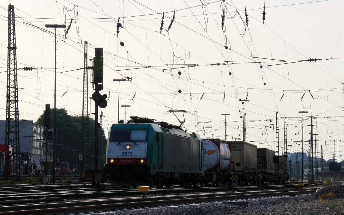 Die Cobra 2810 fhrt mit einem langen Containerzug aus Gallarate(I) nach Zeebrugge(B) bei der Ausfahrt aus Aachen-West und fhrt in Richtung Montzen/Belgien in der Abendsonne am einem schnem Sommerabend am 16.7.2013.