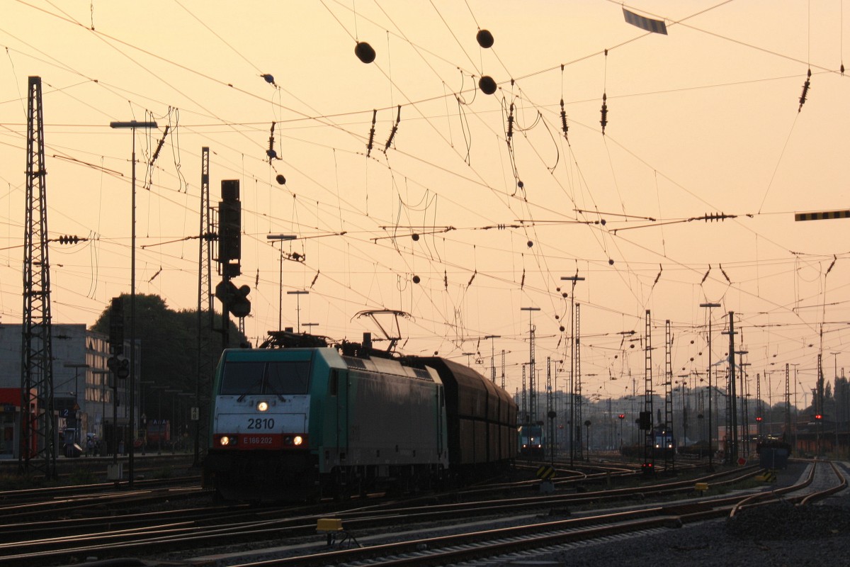 Die Cobra 2810 fhrt mit einem langen Kohlenleerzug aus Dillingen(an der Saar) nach Antwerpen-Zandvliet(B) bei der Ausfahrt in Aachen-West und fhrt in Richtung Montzen/Belgien am einem tollem Abendhimmel am 29.8.2013.