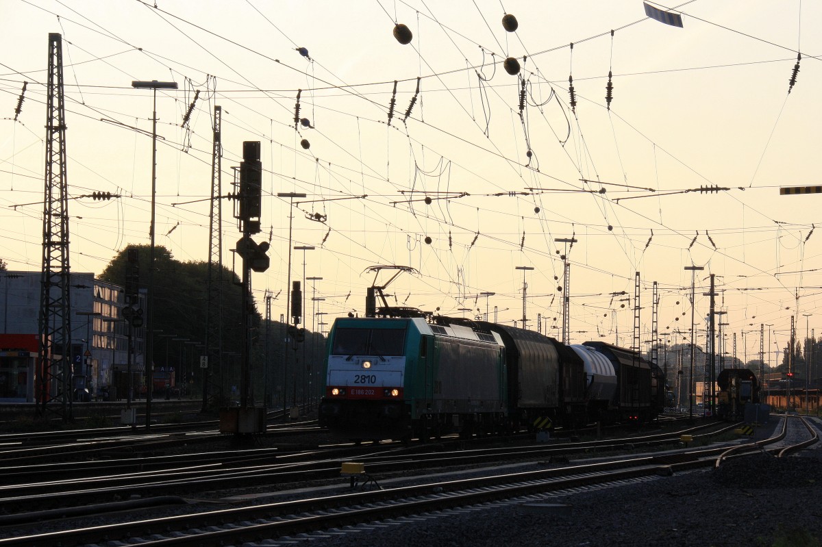 Die Cobra 2810 fhrt mit einem langen gemischten Gterzug aus Kln-Gremberg nach Antwerpen-Noord(B) bei der Ausfahrt aus Aachen-West und fhrt in Richtung Montzen/Belgien am einem schnem Sommerabend am 3.9.2013. 