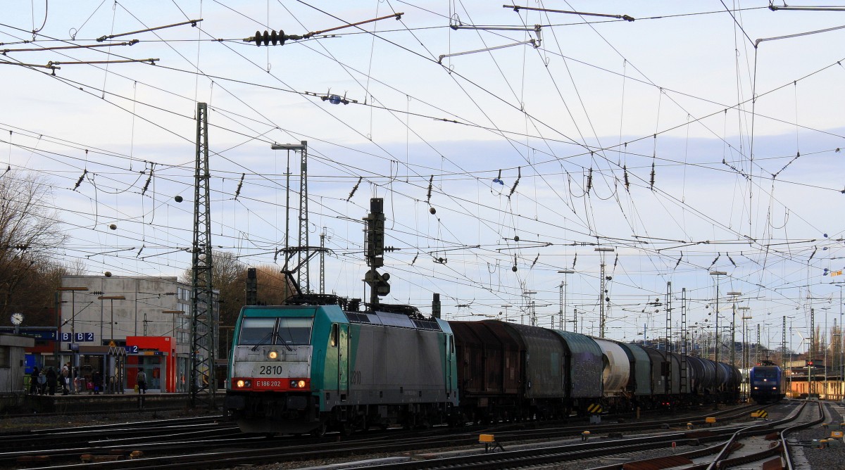 Die Cobra 2810 fährt mit einem langen gemischten Güterzug aus Kinkempois(B) nach Köln-Gremberg bei der Ausfahrt aus Aachen-West und fährt in Richtung Aachen-Hbf,Köln bei schönem Sonnenschein und Wolken am 18.1.2014.