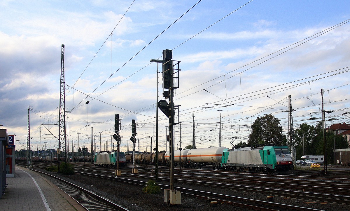 Die Cobra 2810 fährt mit einem langen gemischten Güterzug aus Antwerpen-Noord(B) nach Köln-Gremberg bei der Ausfahrt aus Aachen-West und fährt in Richtung Aachen-Schanz,Aachen-Hbf,Köln. 
Aufgenommen vom Bahnsteig in Aachen-West in der Abendsonne am Abend vom 27.8.2014.