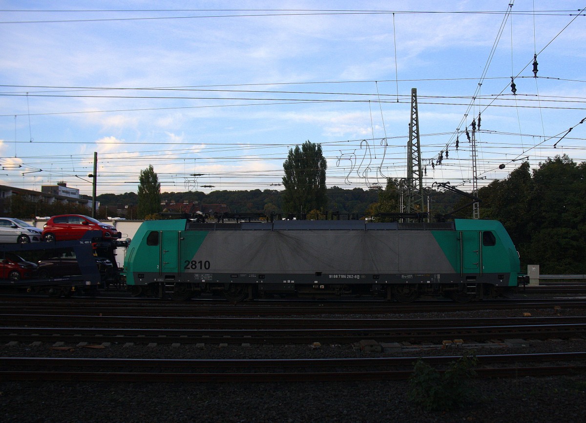 Die Cobra 2810  fährt mit einem langen Citroen-Auto-Zug aus Kolín(CZ) nach Zeebrugge-Pelikaan(B) bei der Ausfahrt aus Aachen-West in Richtung Montzen/Belgien.
Aufgenommen vom Bahnsteig in Aachen-West in der Abendsonne am Abend vom 28.9.2014.