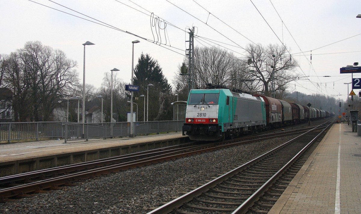 Die Cobra 2810  kommt als Umleiter aus Richtung Aachen-West mit einem langen gemischten Güterzug aus Antwerpen-Noord(B) nach Köln-Gremberg und fährt durch Kohlscheid in Richtung Herzogenrath,Neuss. 
Aufgenommen vom 14.3.2015.