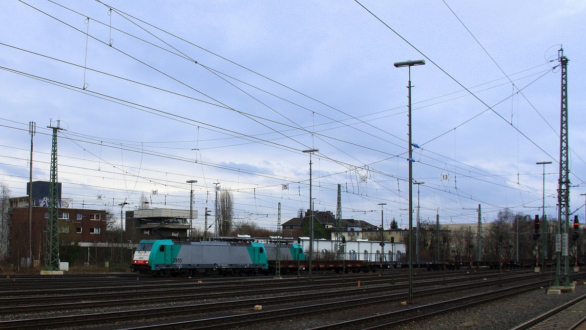Die Cobra 2810 kommt aus Richtung Montzen/Belgien mit einem langen gemischten Güterzug aus Antwerpen-Noord(B) nach Köln-Gremberg und fährt in Aachen-West ein.  Aufgenommen vom Bahnsteig in Aachen-West bei Regenwolken am Nachmittag vom 28.2.2014.