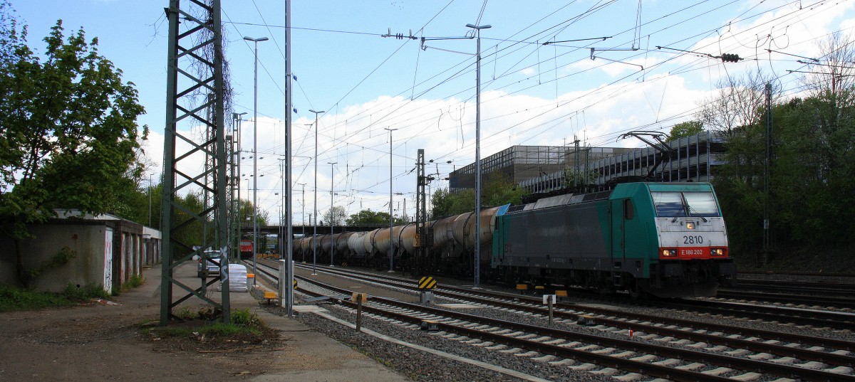 Die Cobra 2810 kommt aus Richtung Montzen/Belgien mit einem Kurzen Kesselzug aus Antwerpen-Kanaaldok(B) nach Millingen und fährt in Aachen-West ein bei Sonne und Wolken am Nachmittag vom 18.4.2014. 