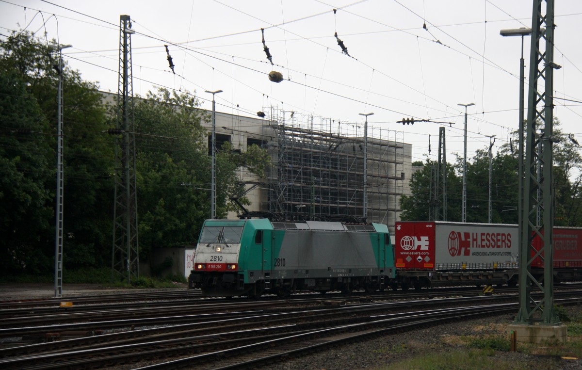 Die Cobra 2810 kommt aus Richtung Montzen/Belgien mit einem langen Containerzug aus Genk-Zuid-Haven(B) nach Gallarate(I) und fährt in Aachen-West ein.
Aufgenommen vom Bahnsteig in Aachen-West bei Regenwetter am 10.5.2014.