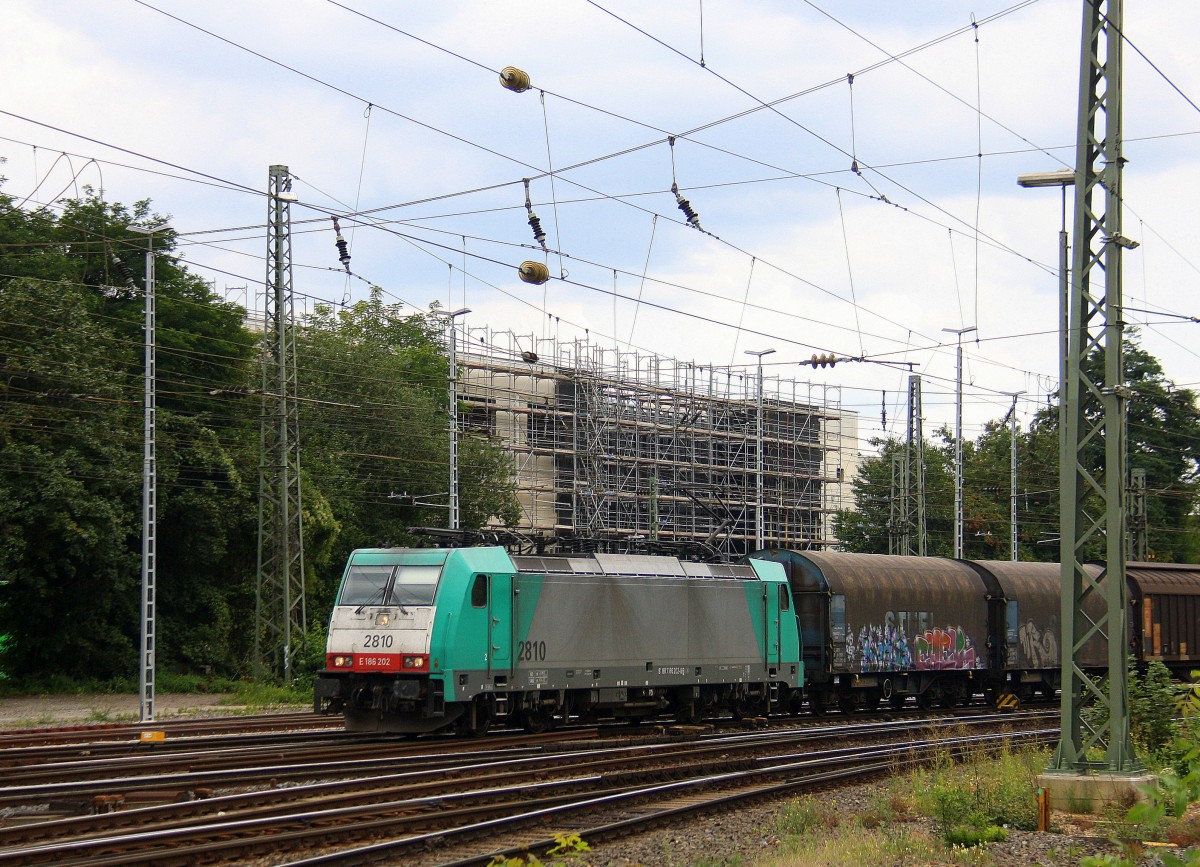 Die Cobra 2810 kommt aus Richtung Köln,Aachen-Hbf mit einem langen gemischten Güterzug aus Köln-Gremberg nach Antwerpen-Noord(B) und fährt in Aachen-West ein.
Aufgenommen vom Bahnsteig in Aachen-West bei schönem Sonnenschien am 6.8.2014.