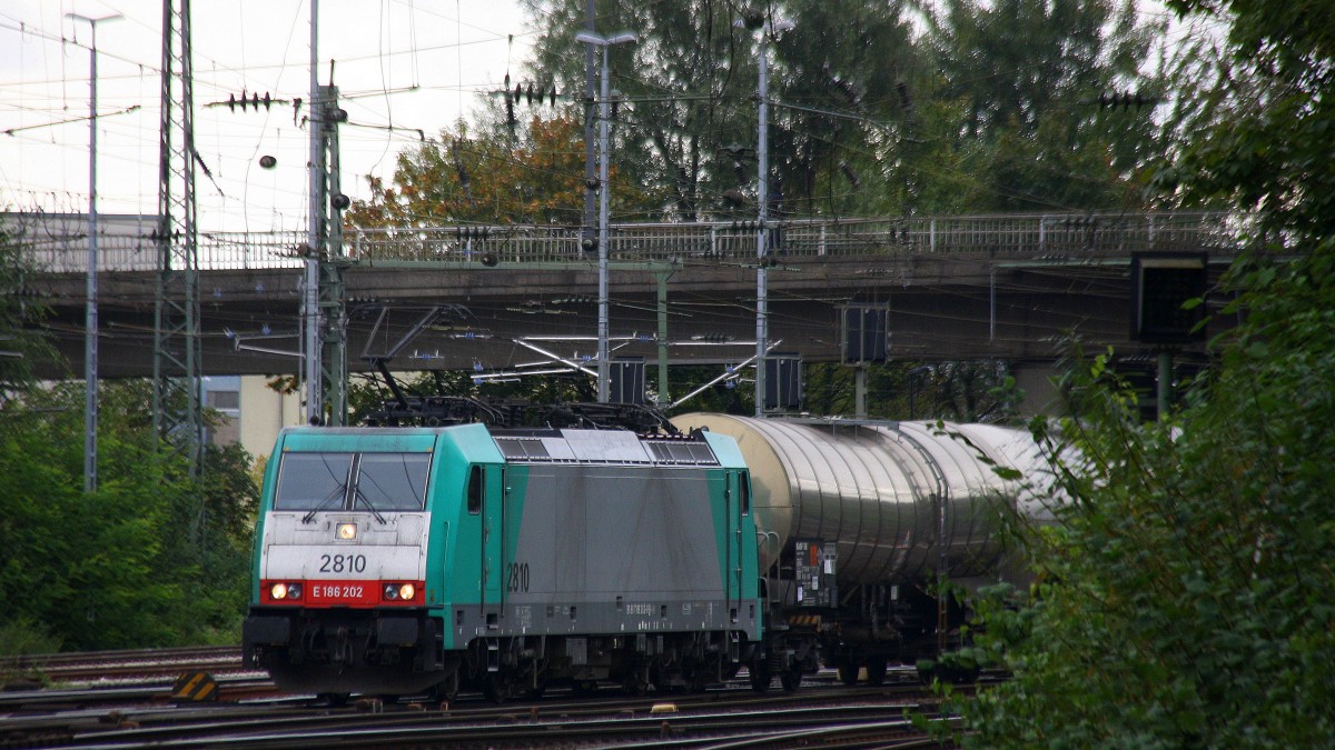 Die Cobra 2810  kommt aus Richtung Montzen/Belgien mit einem Kesselzug aus Antwerpen-BASF nach Ludwigshafen-BASF und fährt in Aachen-West ein.
Aufgenommen vom Bahnsteig in Aachen-West bei Wolken am vormittag vom 26.9.2014. 
