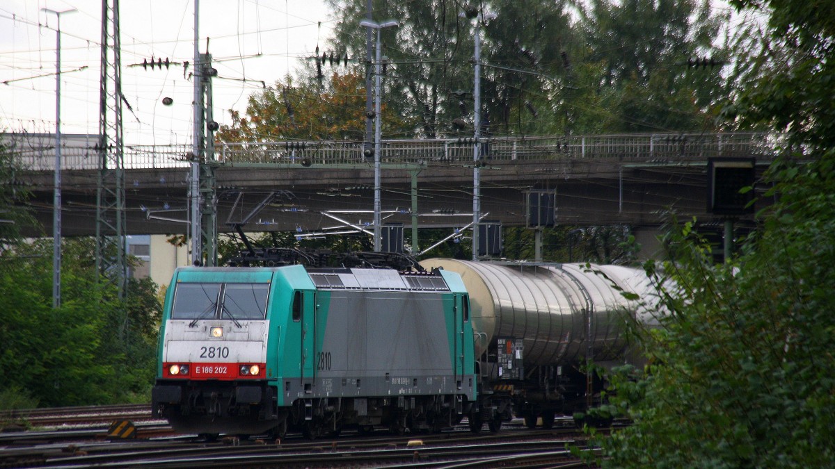 Die Cobra 2810  kommt aus Richtung Montzen/Belgien mit einem Kesselzug aus Antwerpen-BASF nach Ludwigshafen-BASF und fährt in Aachen-West ein.
Aufgenommen vom Bahnsteig in Aachen-West bei Wolken am vormittag vom 26.9.2014. 