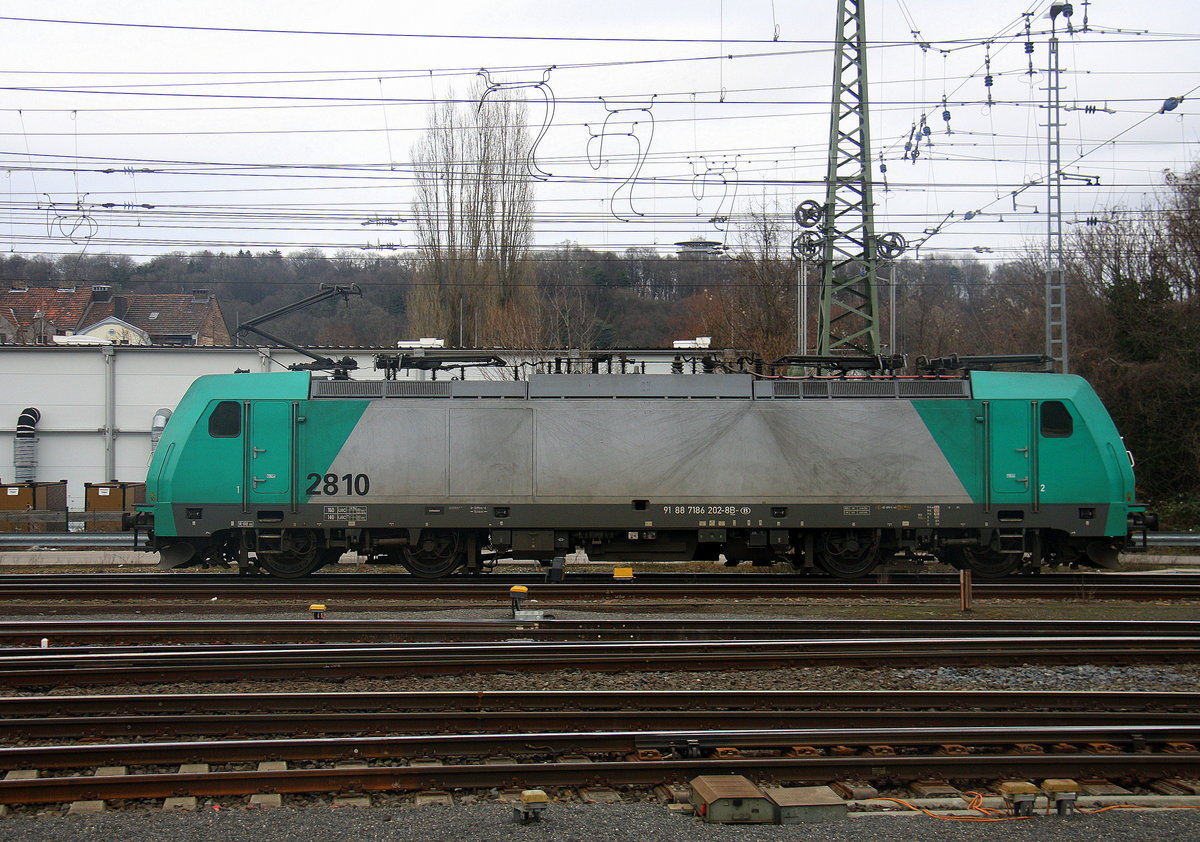 Die Cobra 2810 rangiert in Aachen-West. 
Aufgenommen vom Bahnsteig in Aachen-West. 
Bei Wolken am Kalten Nachmittag vom 26.2.2017.
