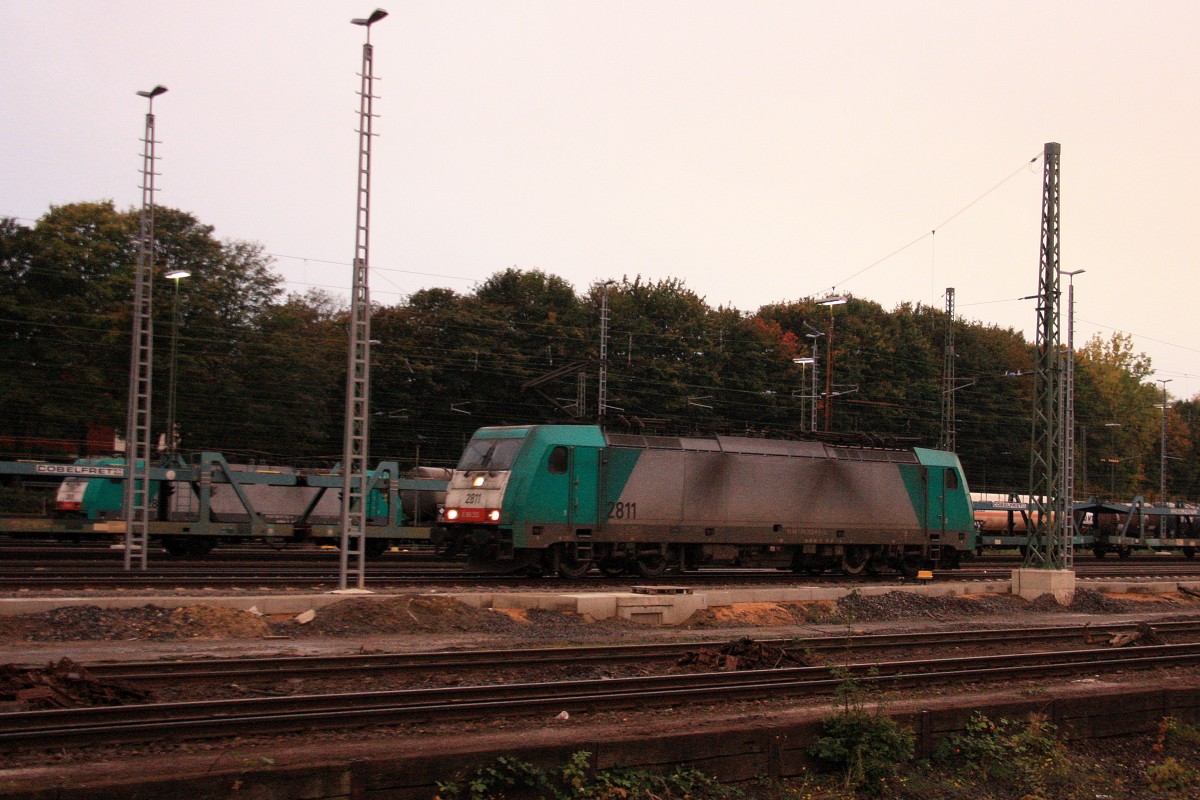 Die Cobra 2811 fhrt als Lokzug von Aachen-West nach Belgien bei der Abefahrt aus Aachen-West und fhrt in Richtung Montzen/Belgien in der Abenddmmerung 16.10.2013.
