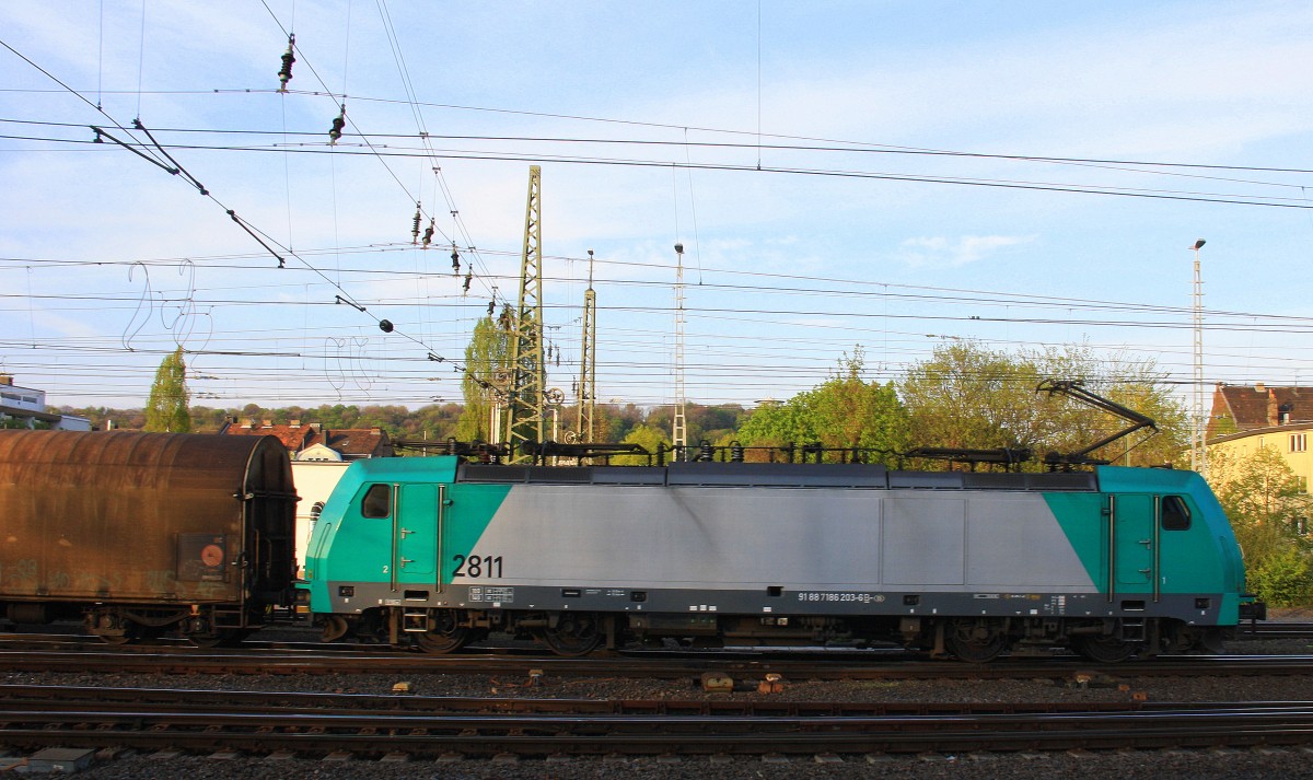 Die Cobra 2811 fährt mit einem langen gemischten Güterzug aus Köln-Gremberg nach Antwerpen-Noord(B), aufgenommen bei der Ausfahrt aus Aachen-West in Richtung Montzen/Belgien. Aufgenommen vom Bahnsteig in Aachen-West bei schönem Frühlingswetter am 9.4.2014. 