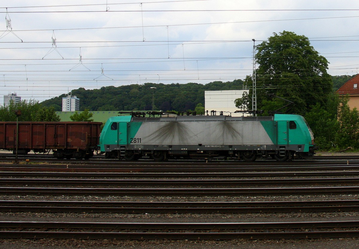 Die Cobra 2811 fährt mit einem langen gemischten Güterzug aus Köln-Gremberg nach Antwerpen-Noord(B) bei der Ausfahrt aus Aachen-West und fährt in Richtung Montzen/Belgien. Aufgenommen vom Bahnsteig in Aachen-West bei Wolken am Abend vom 13.6.2014.