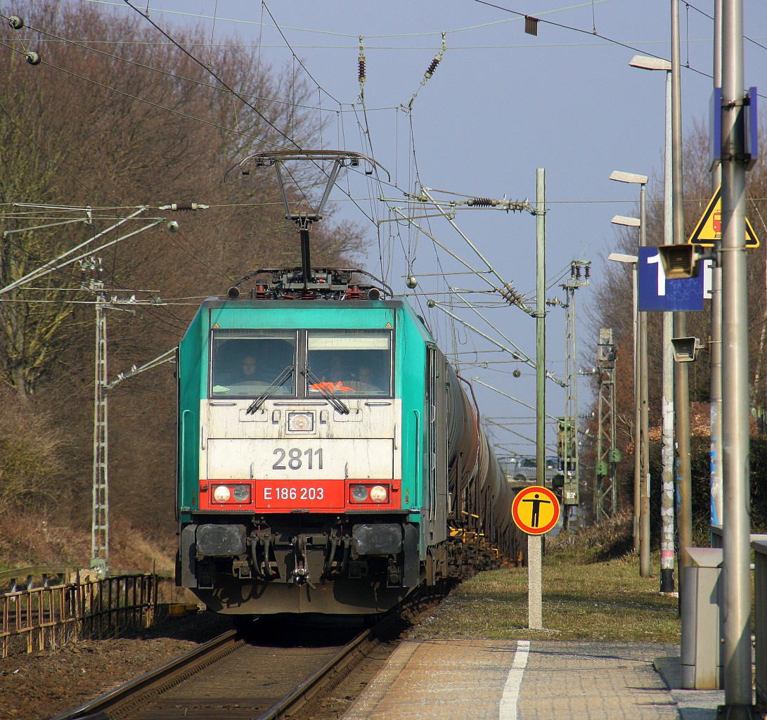 Die Cobra 2811  kommt  als  Umleiter die Kohlscheider-Rampe auf dem falschen Gleis hoch aus Richtung Neuss,Herzogenrath mit einem lagen Ölleerzug aus Basel-SBB(CH) nach Antwerpen-Petrol(B) und fährt durch Kohlscheid in Richtung Richterich,Laurensberg,Aachen-West. 
Aufgenommen von Bahnsteig 1  in Kohlscheid. 
Bei schönem Sonnenschein am Mittag vom 10.3.2016.