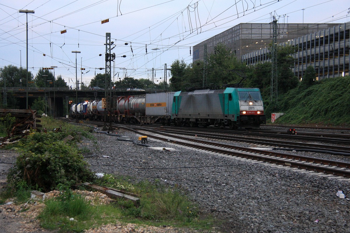 Die Cobra 2811 kommt aus Richtung Montzen/Belgien mit einem langen Containerzug aus aus Antwerpen-Oorderen(B) nach Gallarate(I) und f�hrt in Aachen-West ein in der Abendstimmung am 2.9.2013.